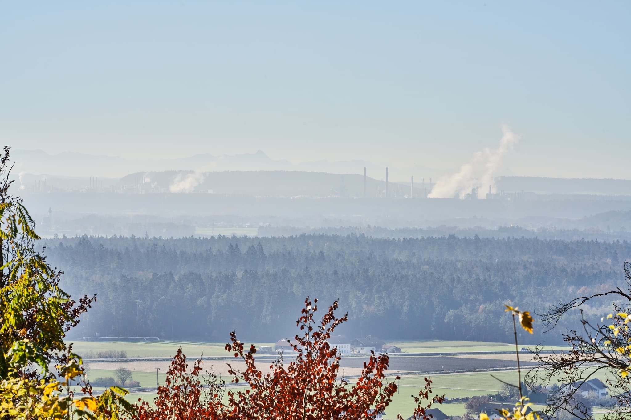 Herbstlandschaft vom Schlossberg bei Julbach, Rottal-Inn, Niederbayern, Holzland/Bäderdrieck, Bayern, Deutschland. Fernblick auf Wälder und Industriegebiet.