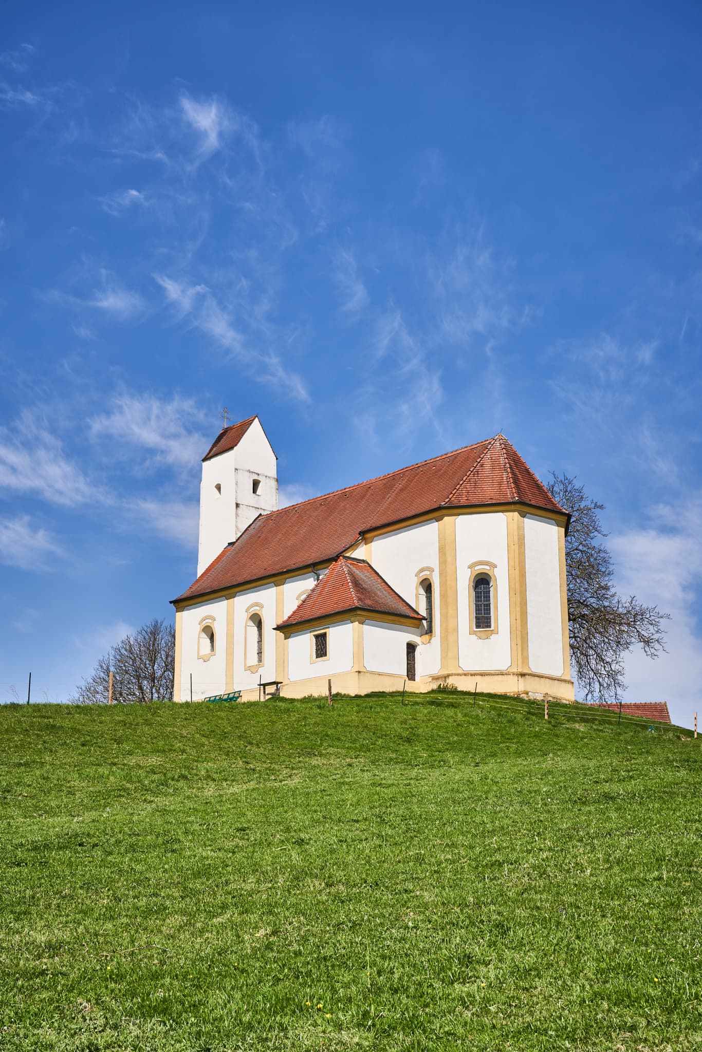 Malerische Kirche Sankt Pankratius in Mettenheim, Landkreis Mühldorf am Inn, Oberbayern, Deutschland. Ein idyllisches Gotteshaus in der Region Inn-Salzach.
