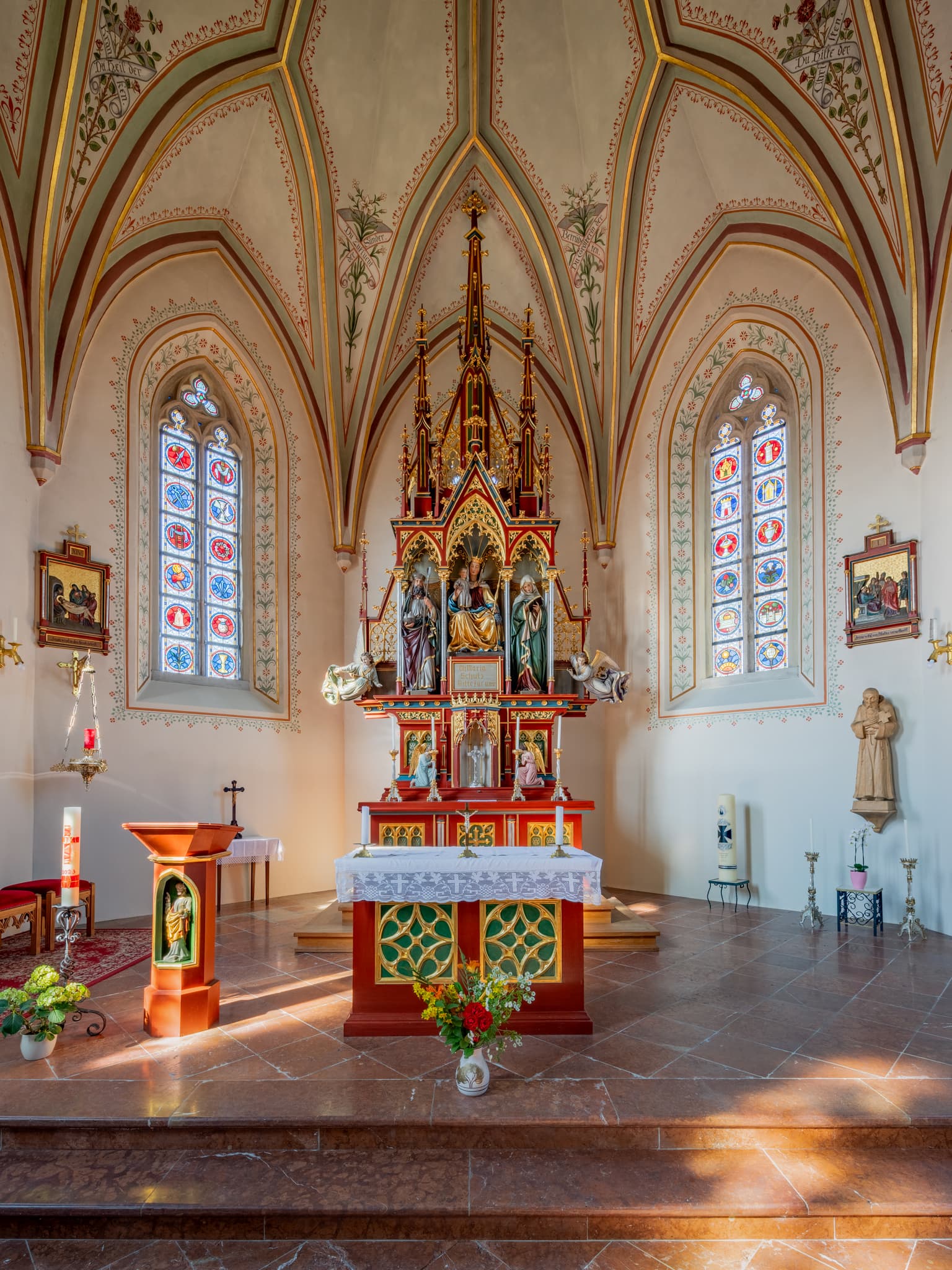 Altar der Backsteinkirche Maria Schutzder Christen in Kronberg, Bad Griesbach, Passau, Niederbayern, Deutschland. Kronberger Kirche