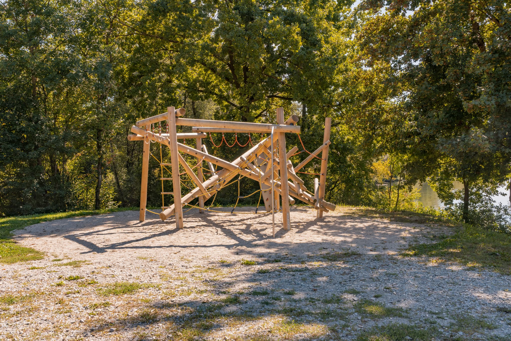 Klettergerüst am Waldsee bei Kirchdorf am Inn, im Landkreis Rottal-Inn, Niederbayern. Eine Freizeitanlage im Bäderdreieck Deutschlands, umgeben von Natur.