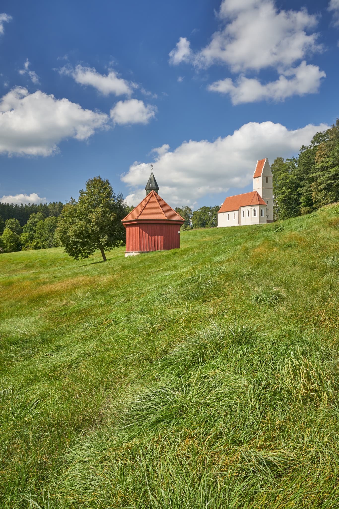 Sigrün Kirche und Corona Kapelle in Pleiskirchen, Altötting, Oberbayern, Inn-Salzach, Bayern, Deutschland. Historische Kirchengebäude in ländlicher Umgebung.