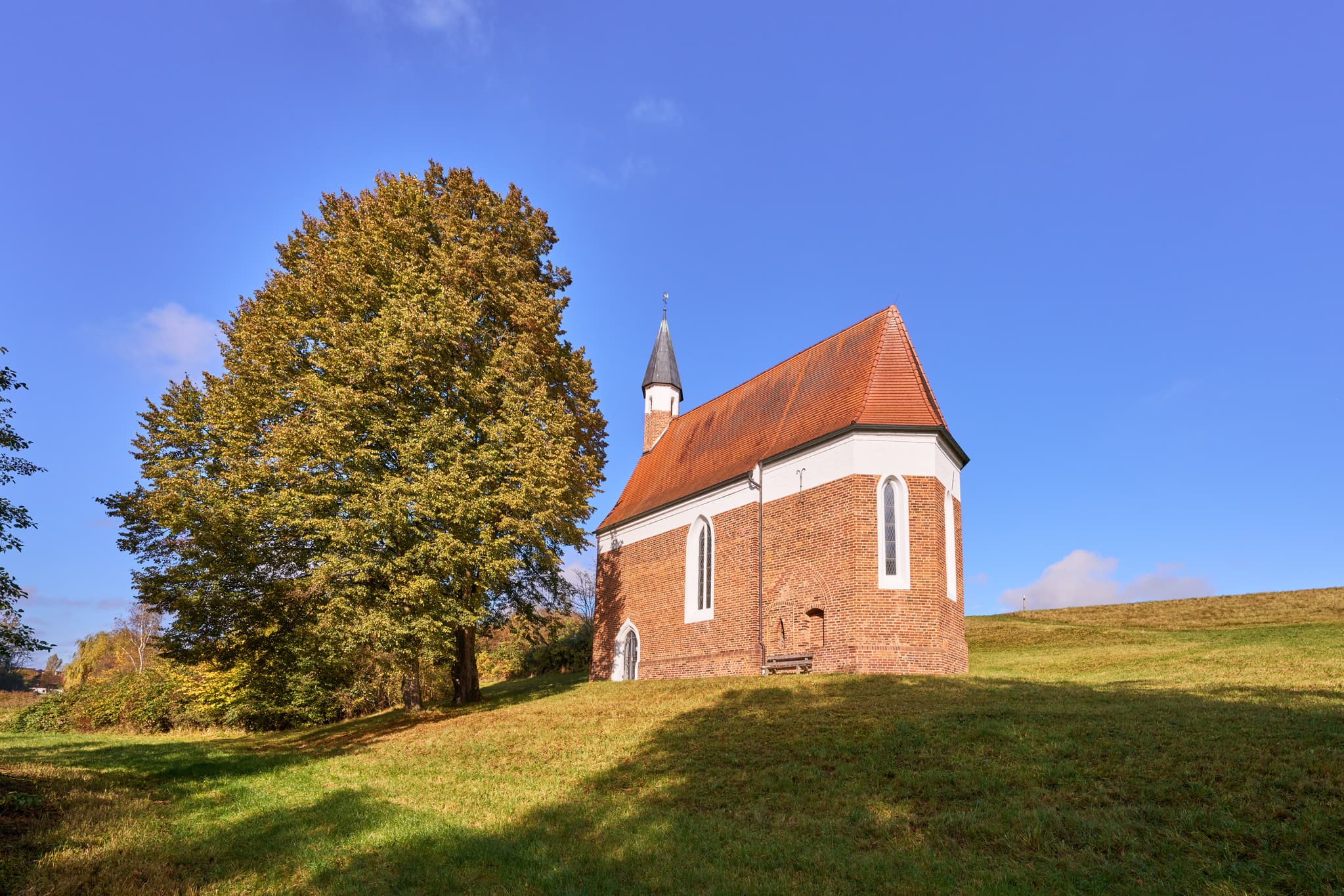 Die St. Koloman Kirchlein in Martinskirchen, Wurmannsquick, Rottal-Inn, Niederbayern, Deutschland, präsentiert sich in der ländlichen Landschaft des Holzlandes.
