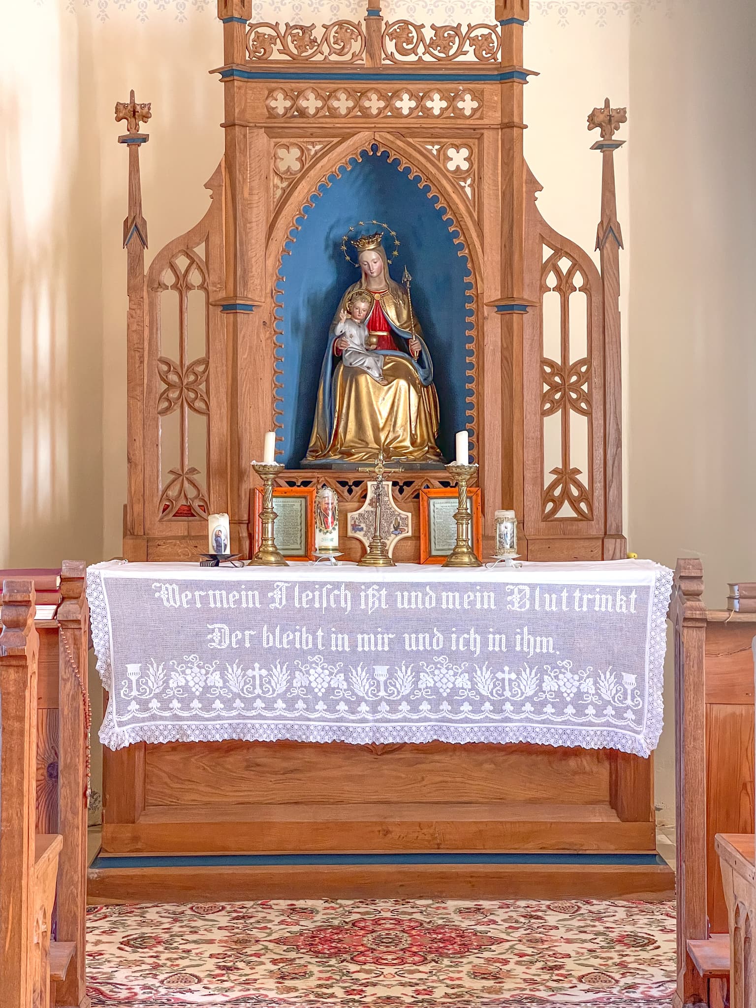 Altar der Lapperding Kapelle, Johanniskirchen, Rottal-Inn, Niederbayern, Deutschland. Mit Madonna und Kind Statue, Tischtuch mit Inschrift im Holzland.