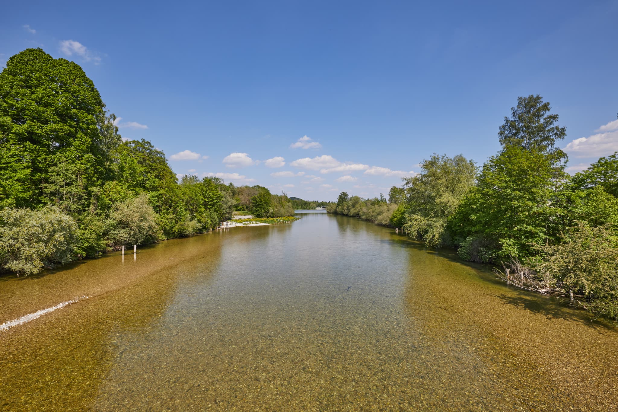 Blick auf die Alz bei Burgkirchen-Hirten, Altötting, Oberbayern. Der klare Fluss mit grünen Ufern unter blauem Himmel in der Region Inn-Salzach, Deutschland.