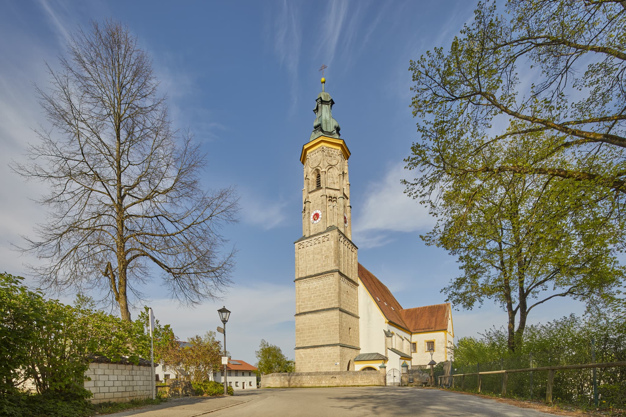 Kirche Margarethenberg Außen, Hirten, Burgkirchen, Altötting, Oberbayern, Deutschland. Historisches Gotteshaus mit Turm. Idyllisch in Inn-Salzach gelegen.