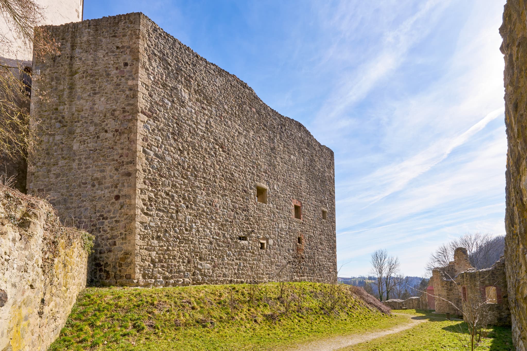 Historische Ruinen des Schloss Neuburg am Inn im Landkreis Passau, Niederbayern, Deutschland. Eine beeindruckende mittelalterliche Burganlage.