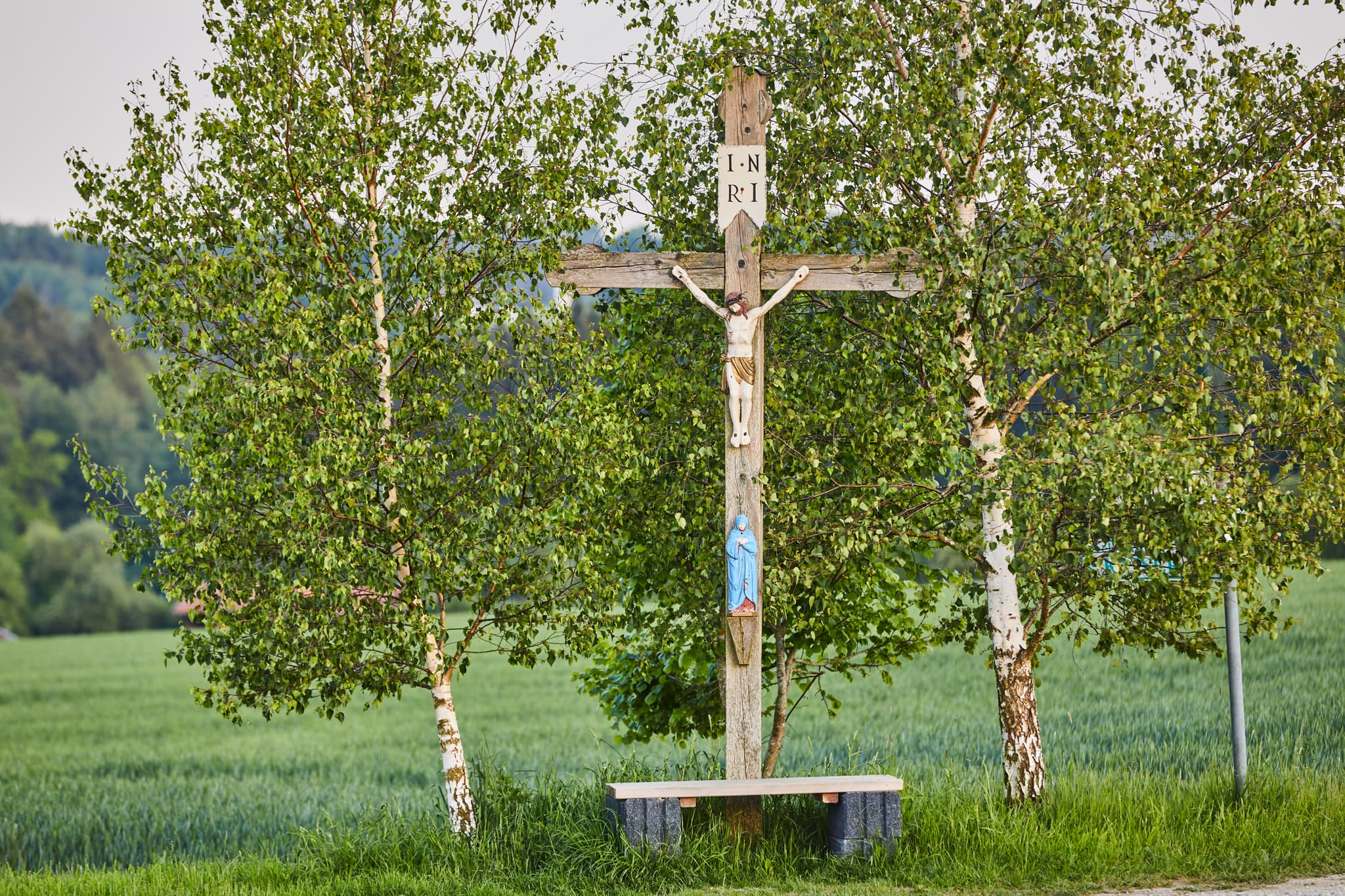 Wegkreuz in ländlicher Umgebung bei Pleiskirchen, Altötting, Oberbayern, Inn-Salzach, Bayern, Deutschland.