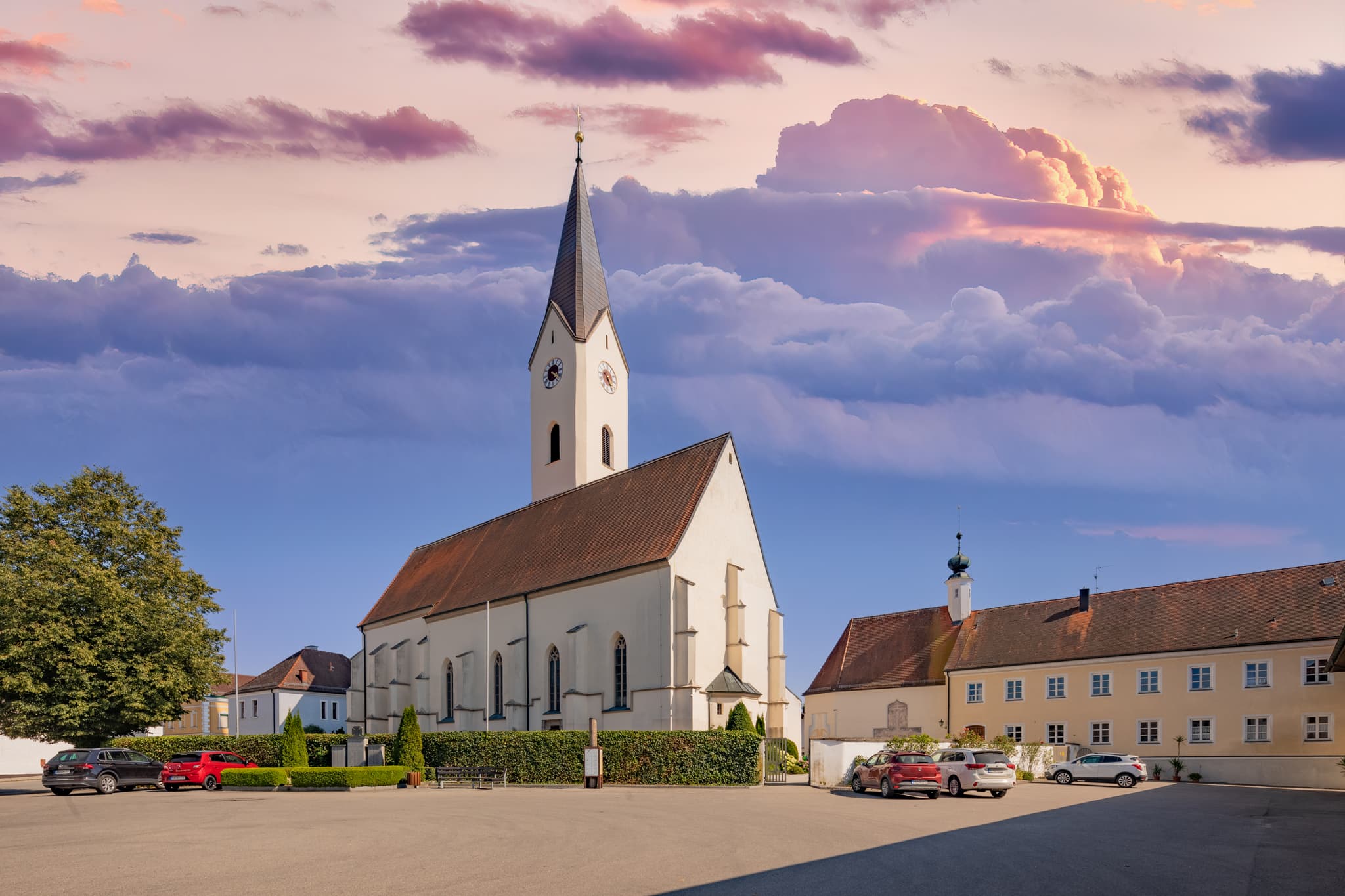 Die malerische Pfarrkirche Maria Himmelfahrt in Karpfham, Bad Griesbach im Landkreis Passau, ist ein Juwel Niederbayerns und des Bäderdreiecks in Deutschland.