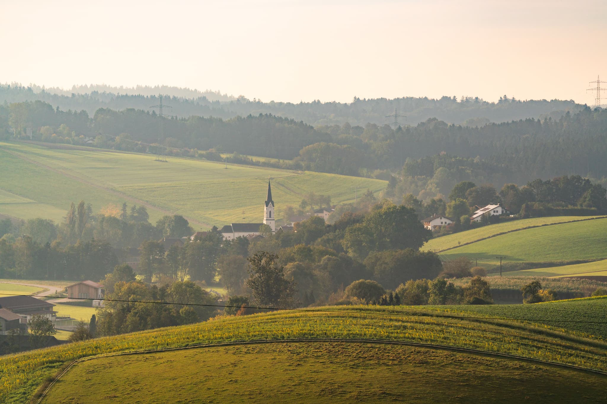 Ansicht der Landschaft bei Asenham, Bad Birnbach, Landkreis Rottal-Inn, Niederbayern. Das Bäderdreieck, Deutschland, zeigt weite grüne Felder mit Hügeln.
