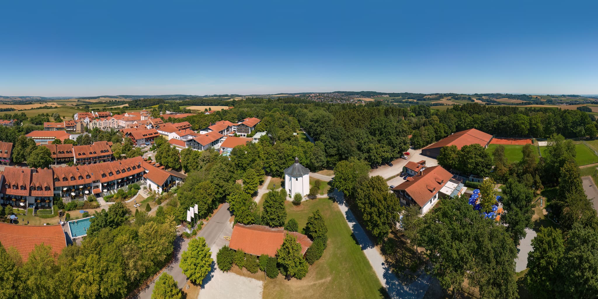 Luftbild des Kurparks in Bad Griesbach, Landkreis Passau, Niederbayern, im Herzen des Bäderdreiecks, Deutschland. Eine idyllische Ansicht.