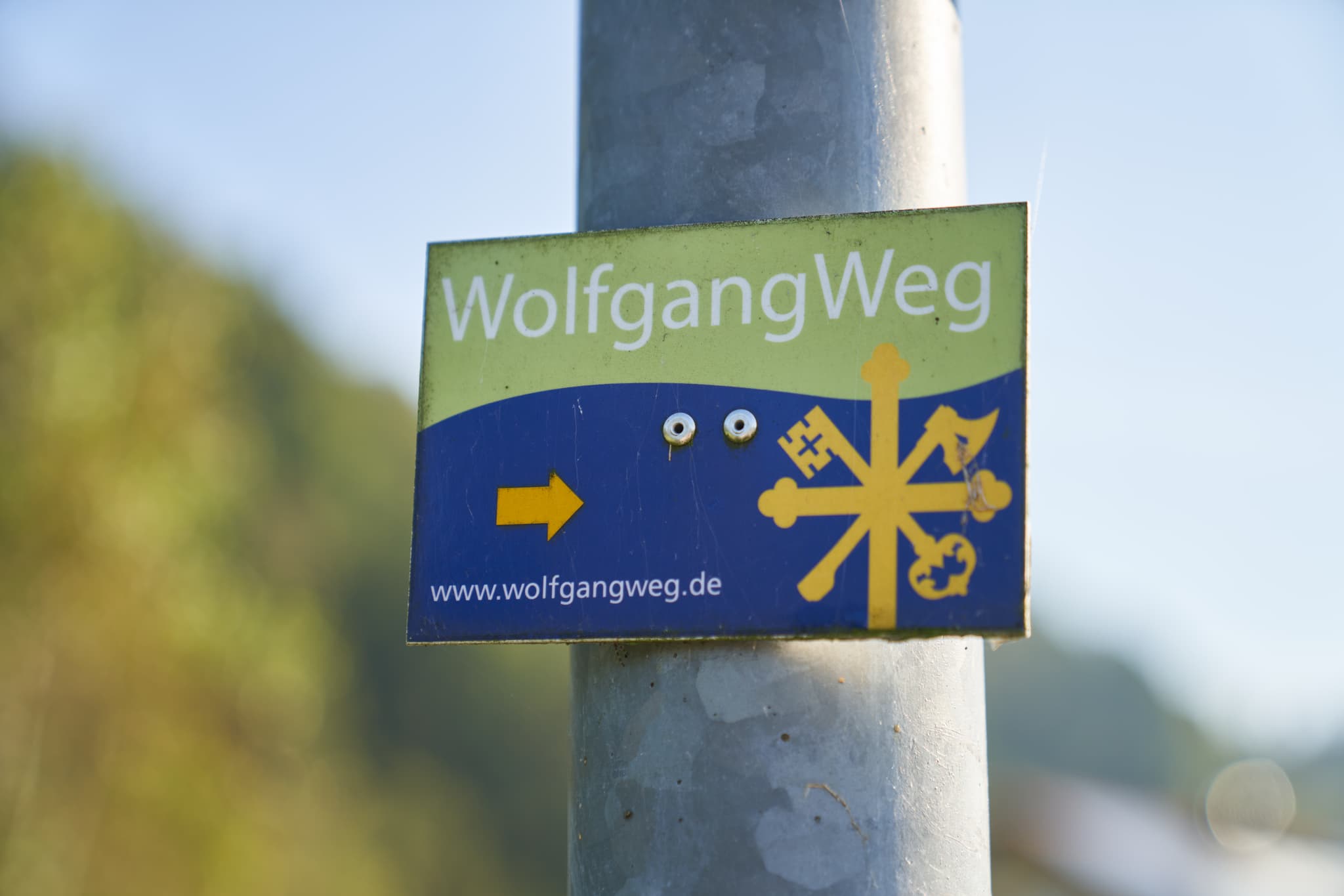 Wegweiser des WolfgangWeg / Pilgerweg in Steinhöring, Winhöring, Landkreis Altötting, Oberbayern. Pilgerweg führt durch die Inn-Salzach Region nach Altötitng.