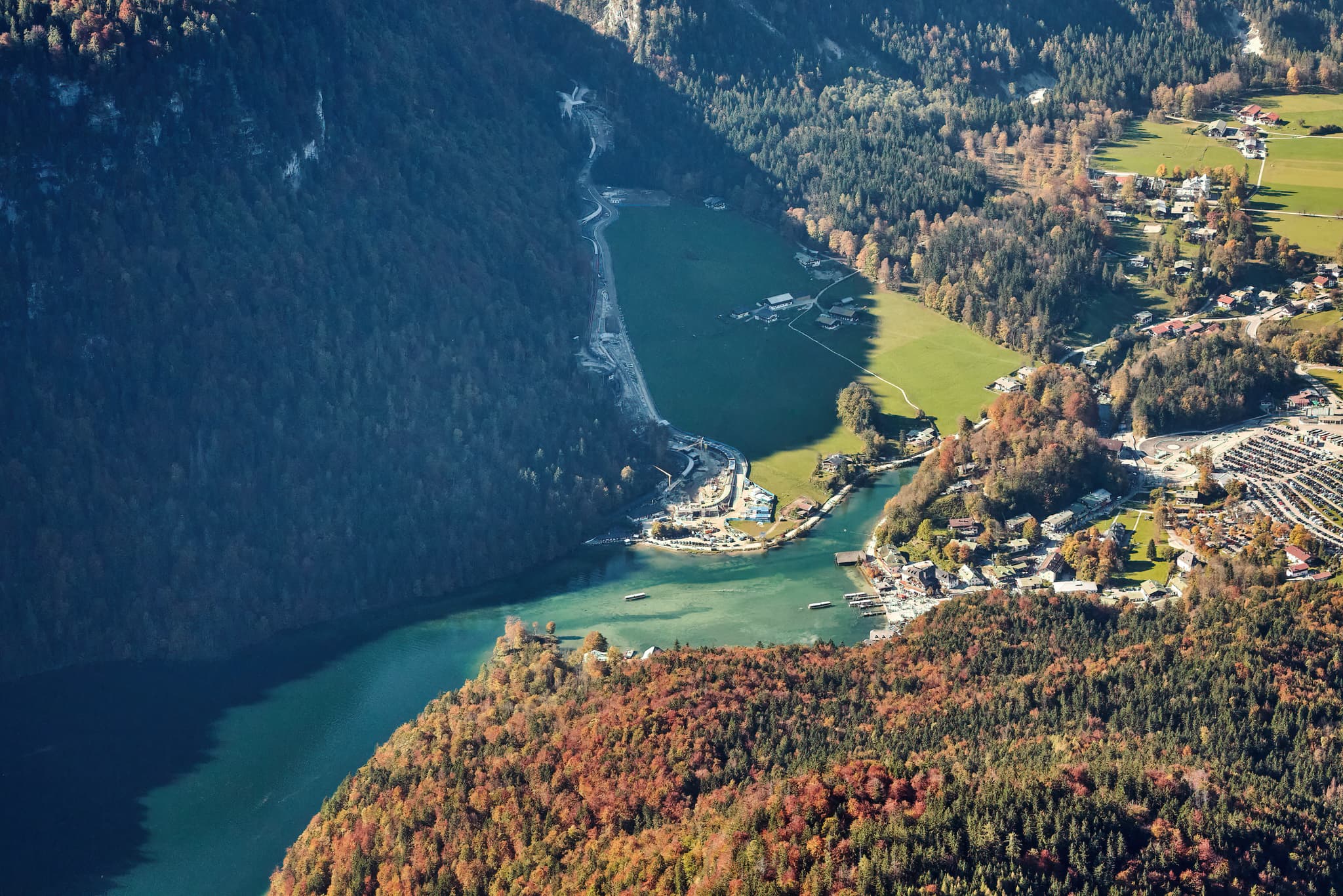 Luftaufnahme eines Tals mit See und umgebenden Bergen. Blick von der Jenner Aussicht, Schönau, Berchtesgadener Land, Oberbayern, Deutschland.