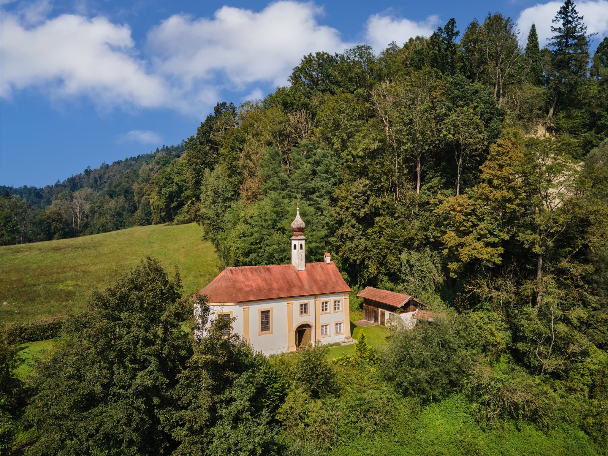 Engfurt Klausenkirche in Töging am Inn, Landkreis Altötting, Oberbayern. Entdecken Sie die Region Inn-Salzach in Deutschland.