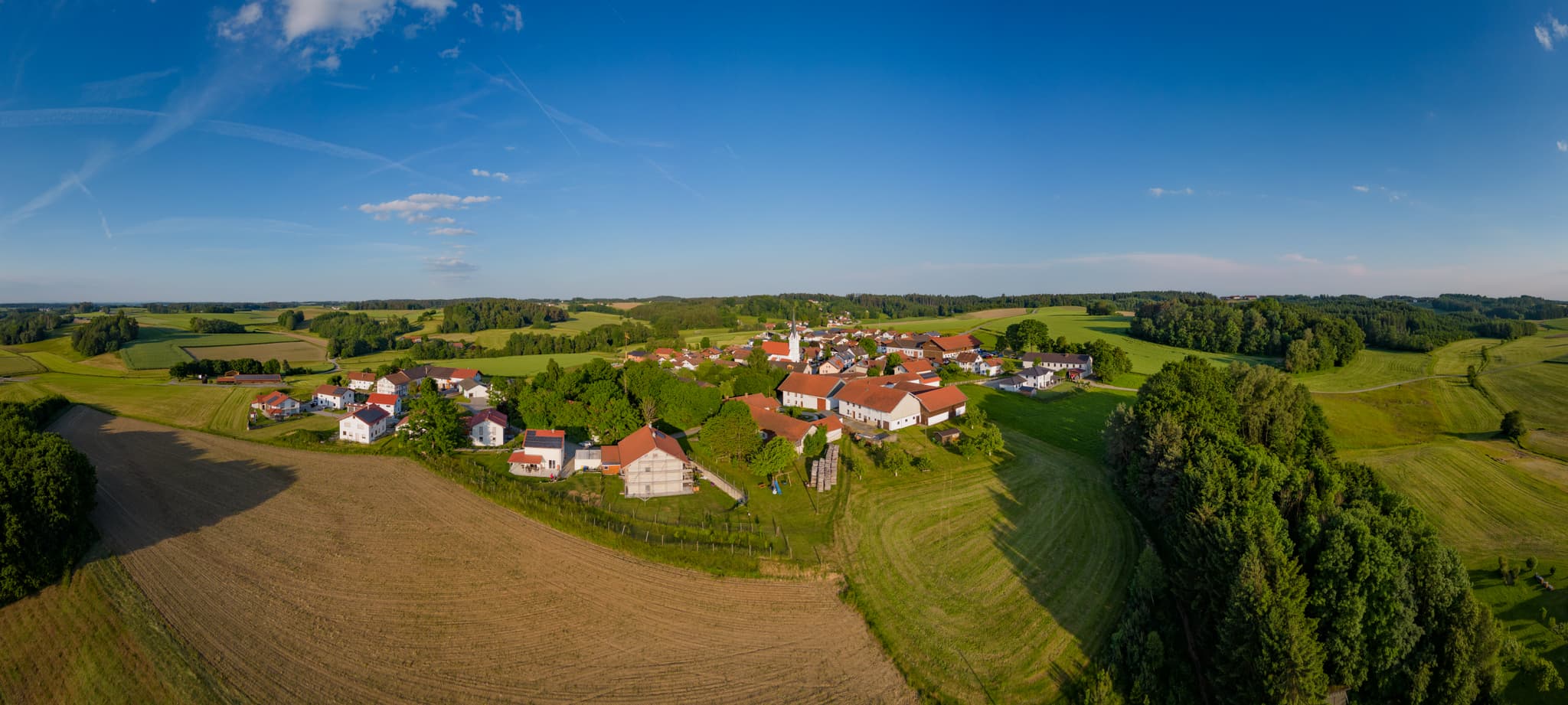 Luftbild von Arbing, einem Ortsteil von Reischach in Altötting, Oberbayern, Deutschland. Zeigt eine Ortsansicht mit Kirche inmitten der Inn-Salzach-Landschaft.