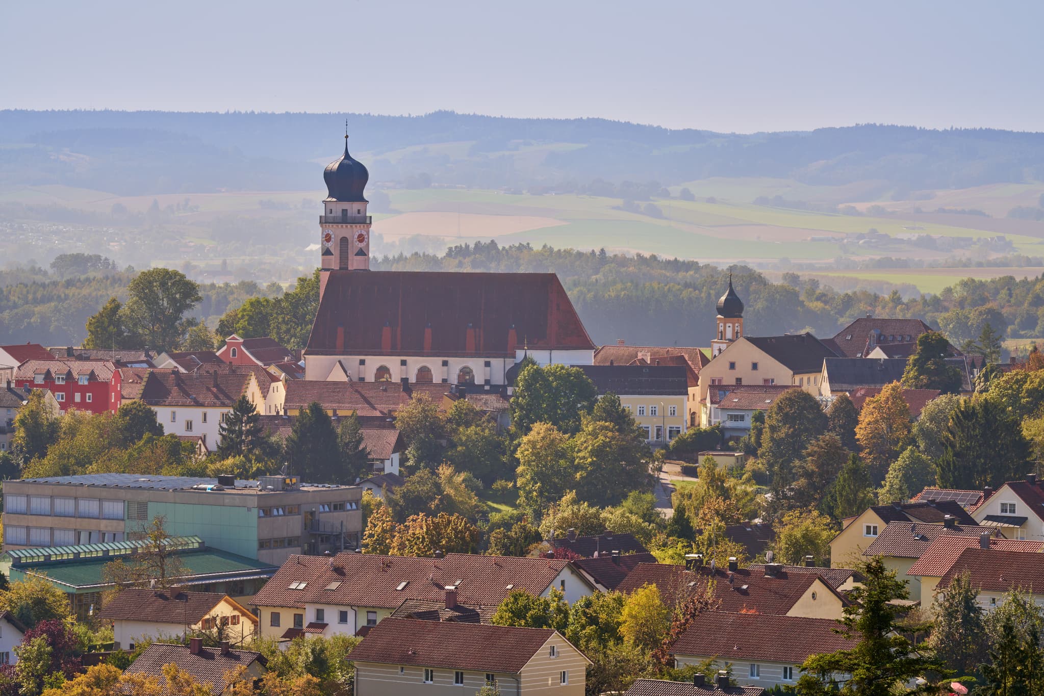 Landschaftsansicht von Bad Griesbach, Stadt im Landkreis Passau, Niederbayern, Bayern, Deutschland. Die Region liegt im Bayerischen Wald.