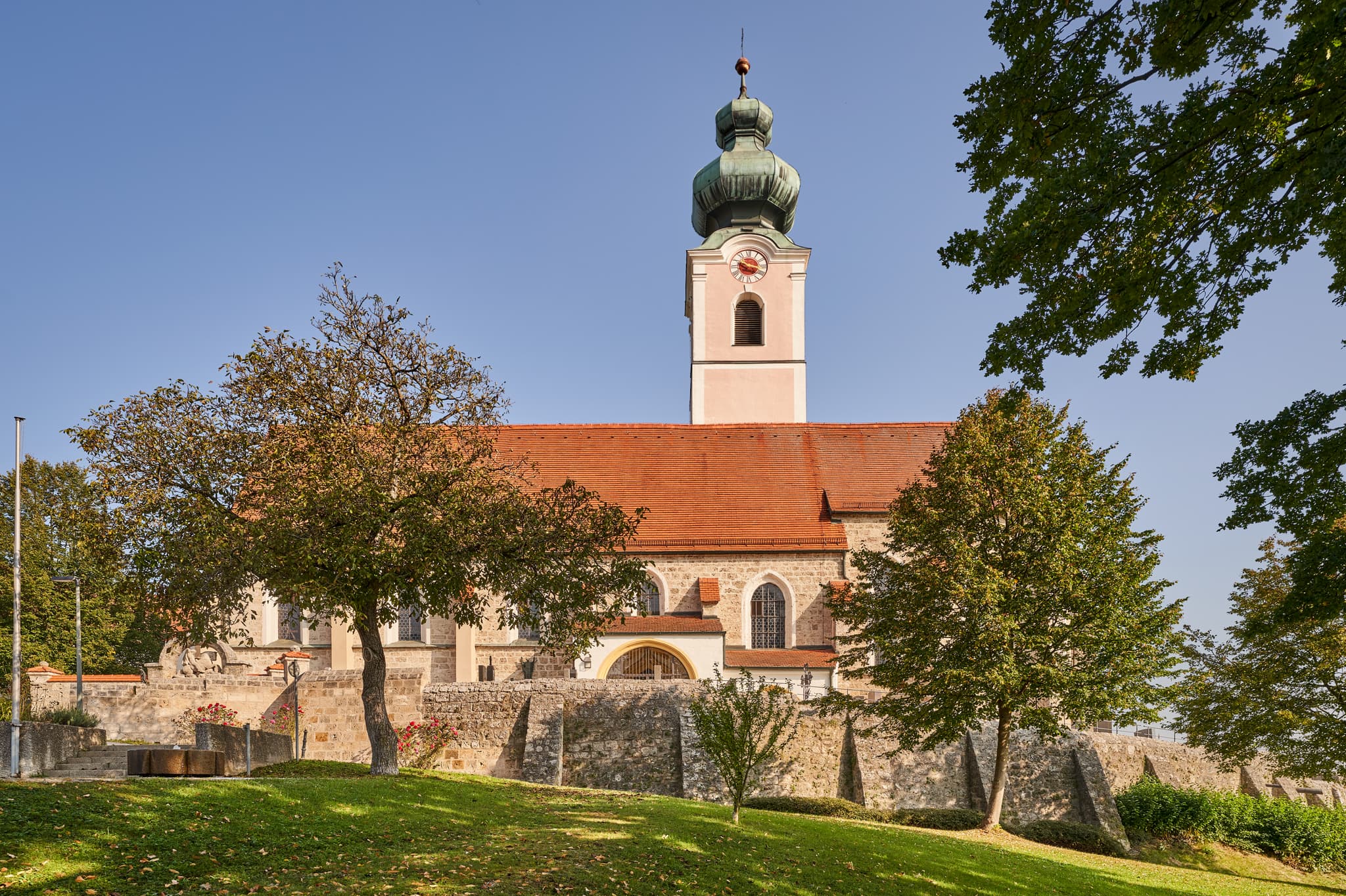 Die Pfarrkirche St. Michael in Mehring, Altötting, Oberbayern, Deutschland, ist ein markantes Gotteshaus in der Region Inn-Salzach.