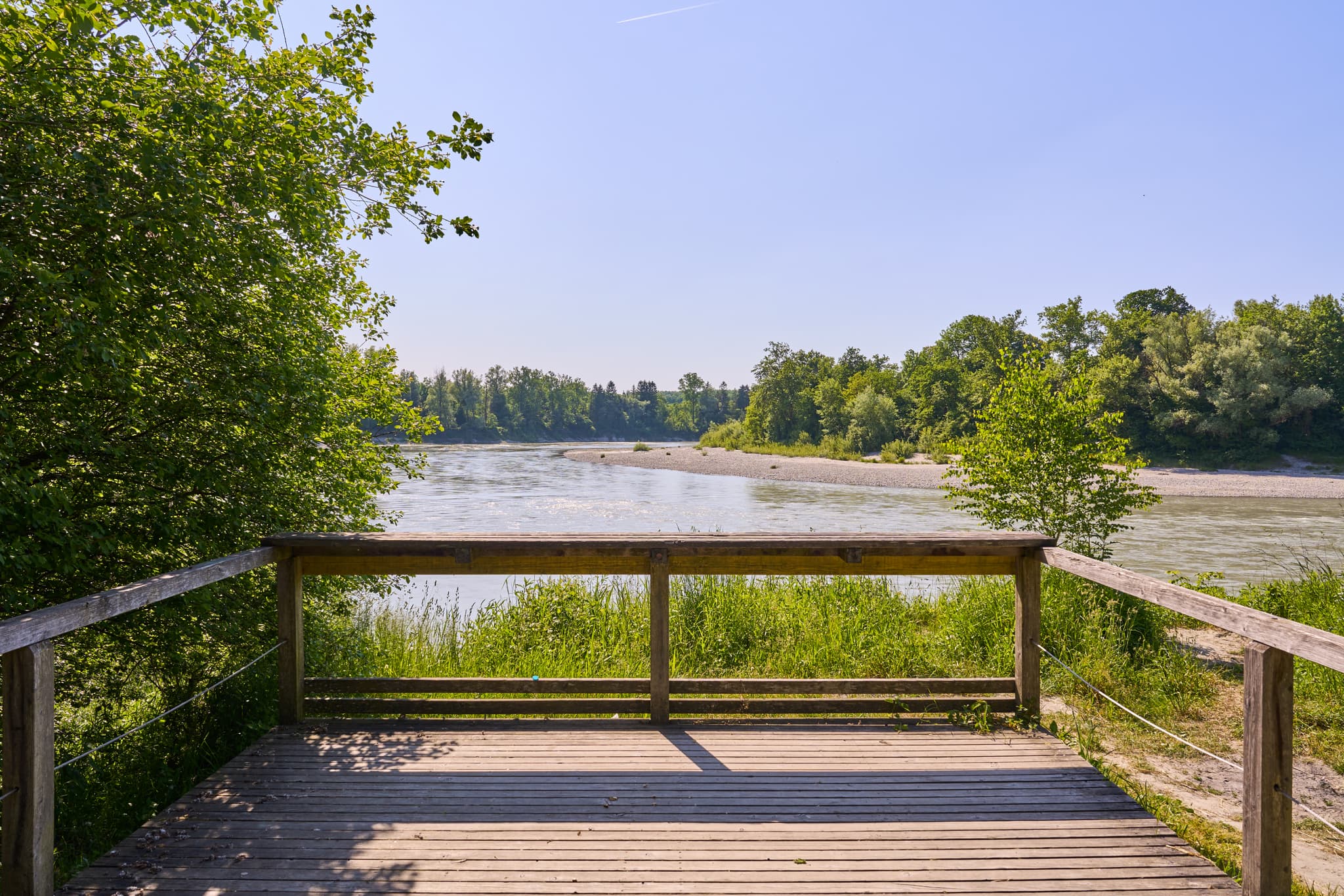 Naturerlebnisweg Innaue in Mühldorf, Mühldorf am Inn, Oberbayern, Deutschland. Holzplattform mit Blick auf den Inn und seine Auen. Region Inn-Salzach.