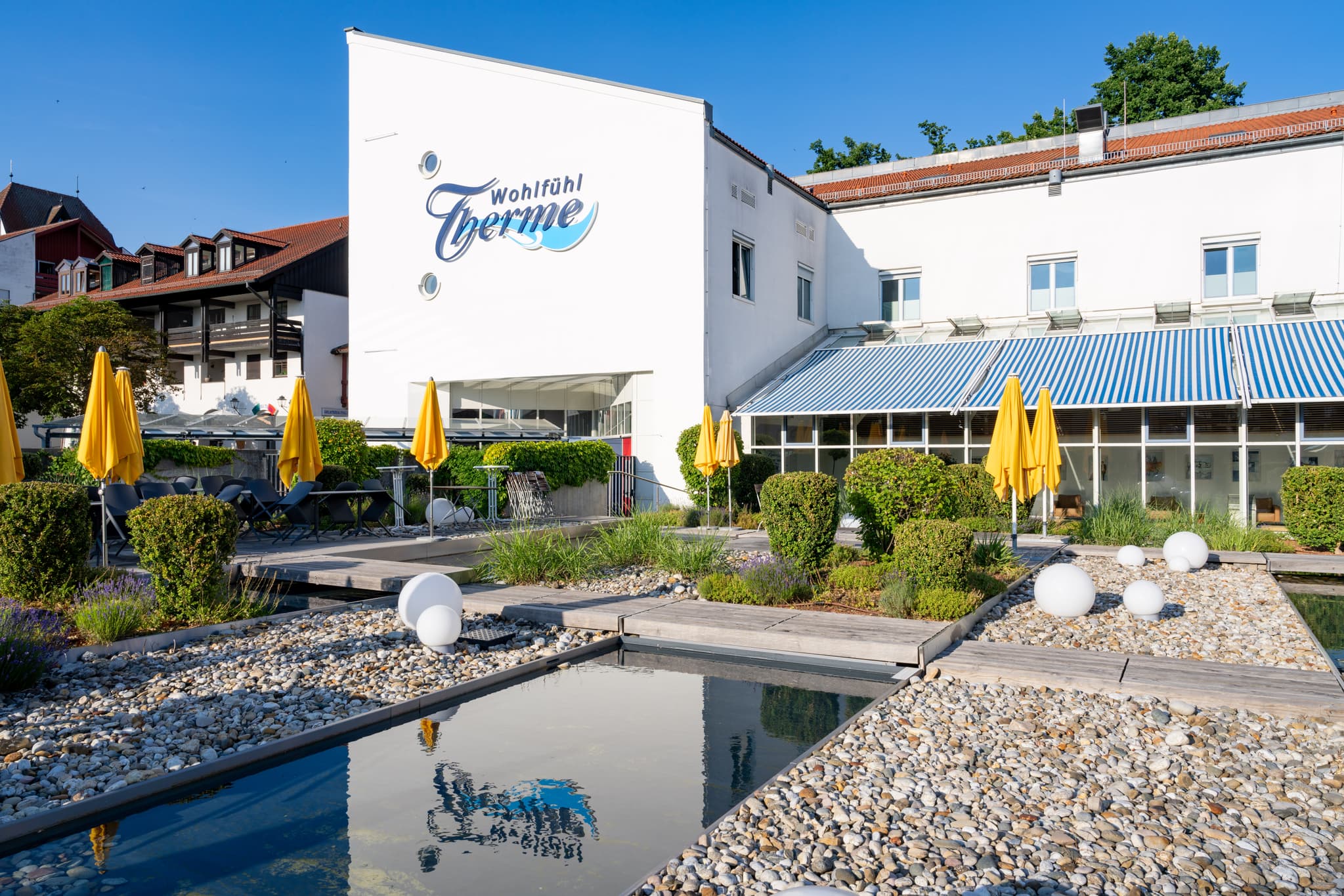 Luftbildaufnahme der Therme Bad Griesbach im Herbst. Das Bild zeigt die Anlage und die umliegende Landschaft,Passau, Niederbayern, Bayern, Bäderdreieck
