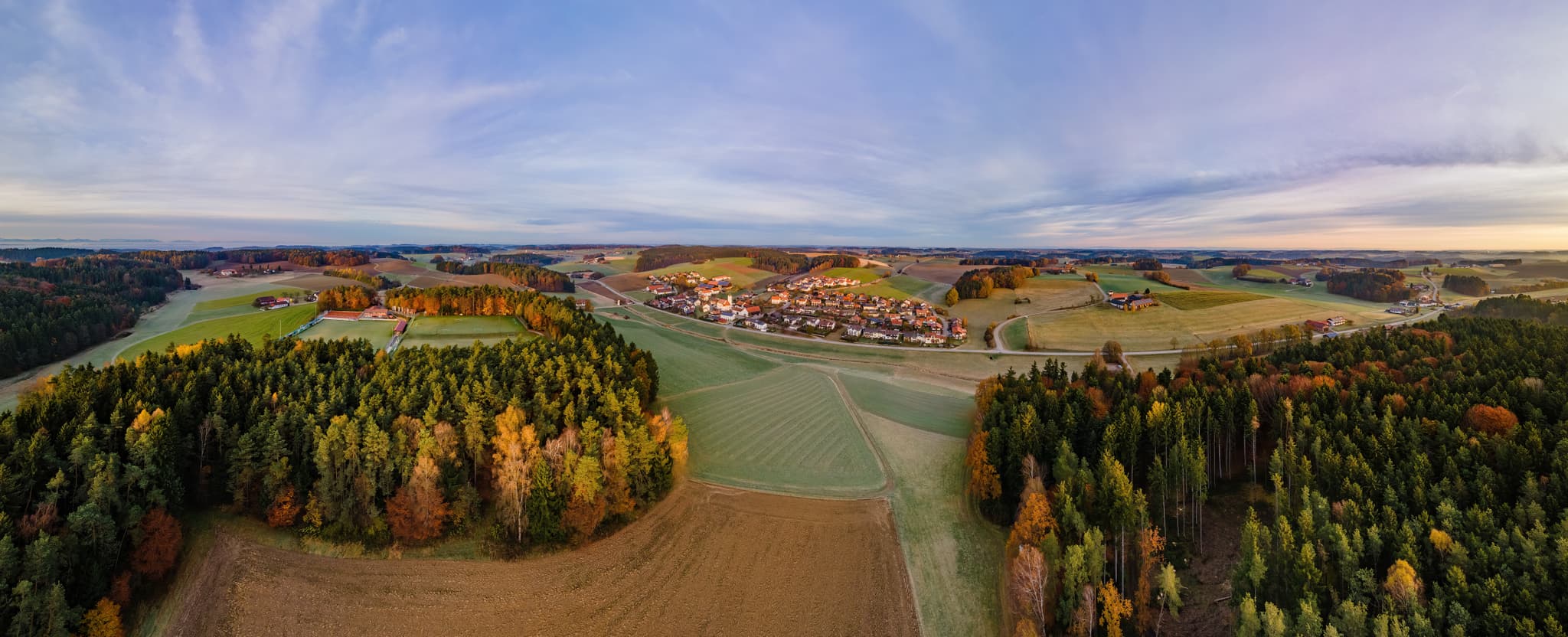 Luftaufnahme des Sportplatzes und der umliegenden Landschaft bei Erlbach im Landkreis Altötting, Oberbayern, Region Inn-Salzach zeigt Felder und Wälder.