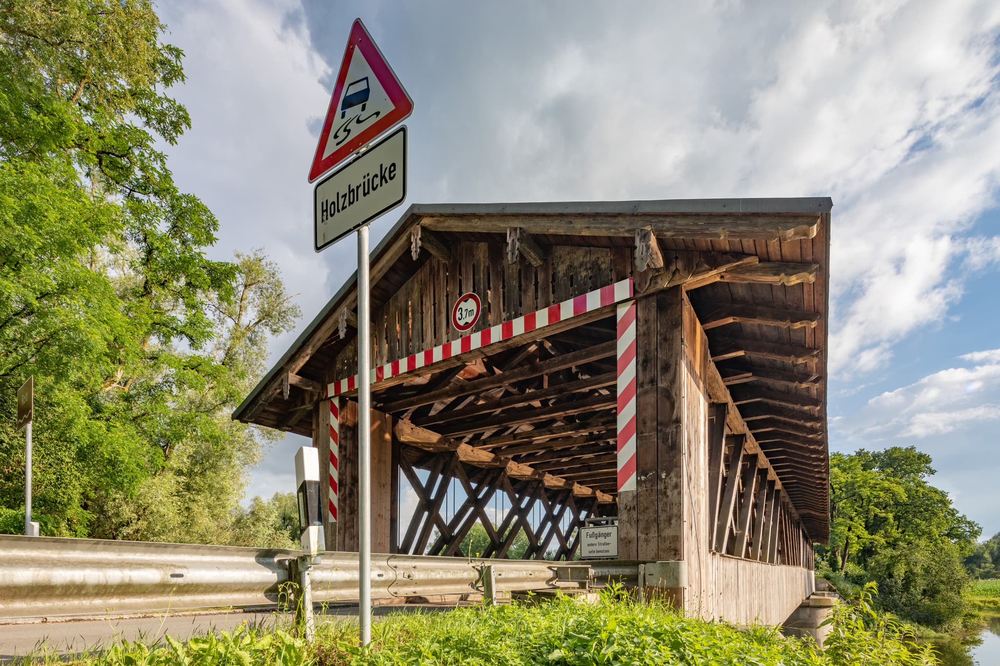 Die historische Mittich Holzbrücke Rottbrücke in Neuhaus am Inn, Landkreis Passau, Niederbayern (Inn-Salzach), Deutschland. Traditionelle Holzbaukunst.