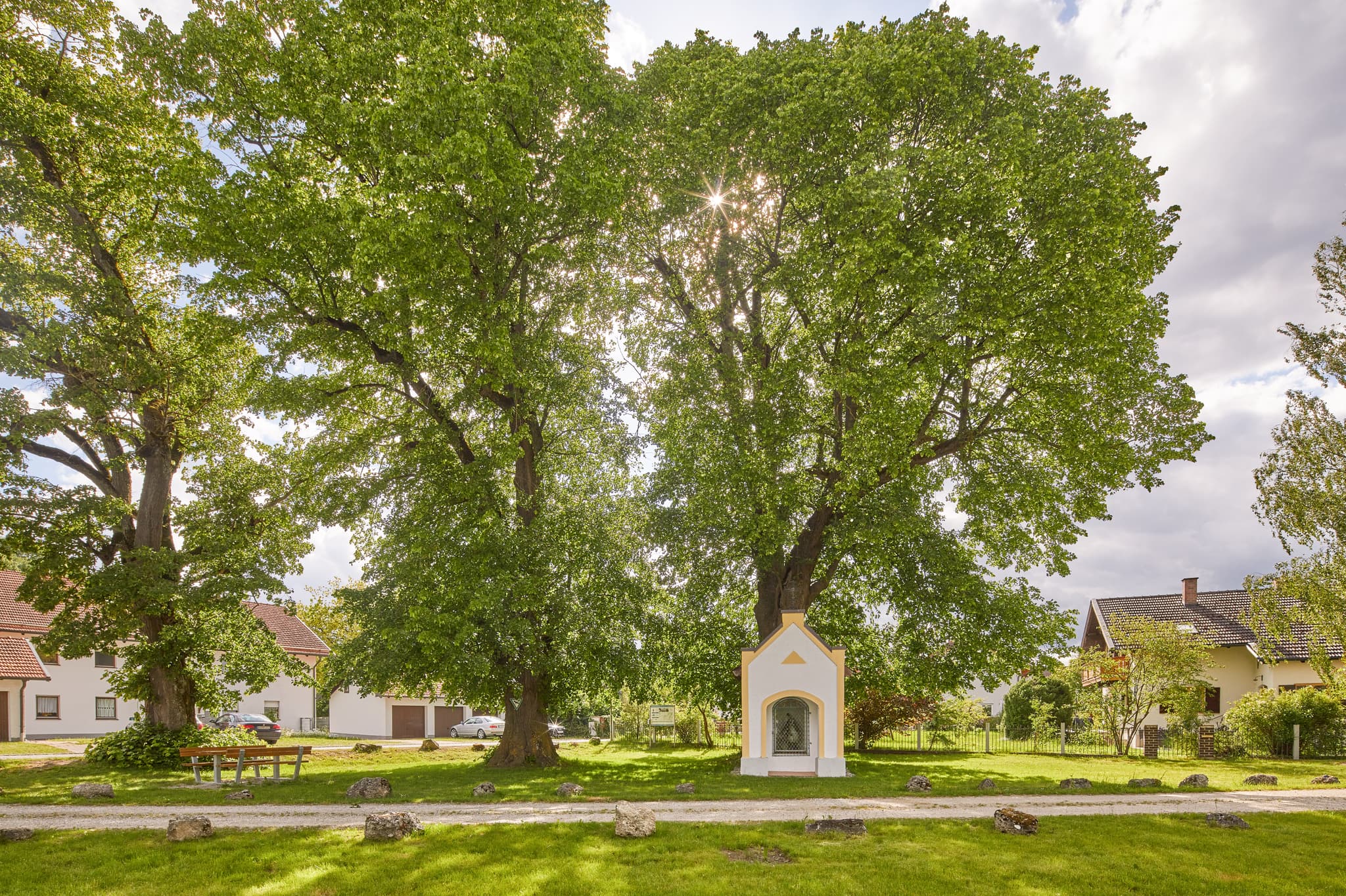 Grünanlage mit Bildstock Kapelle in Wald an der Alz, Garching, Landkreis Altötting, Oberbayern, Region Inn-Salzach. Ländliche Idylle in Deutschland.