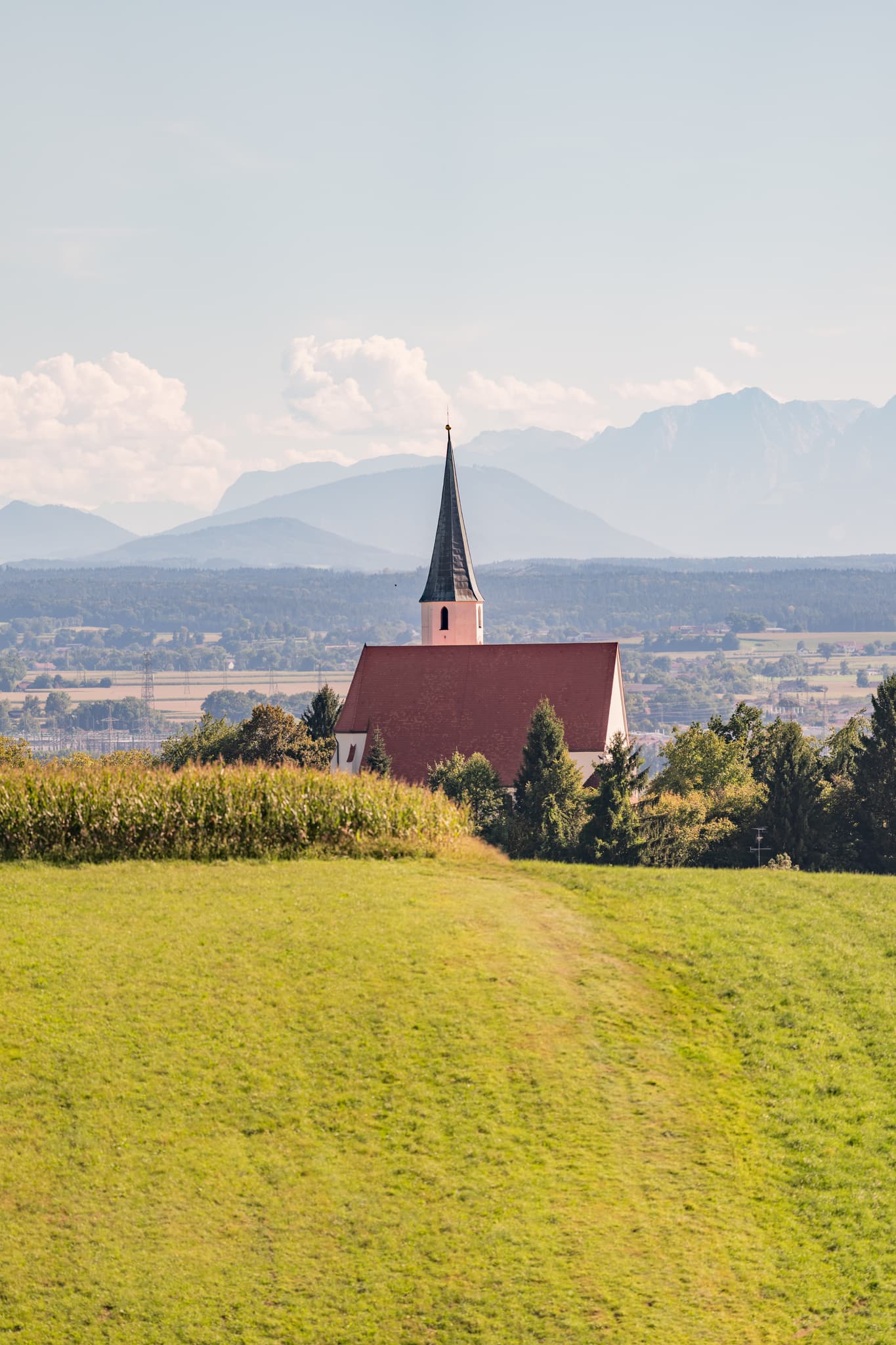 Pfarrkirche St. Georg und Urban in Stubenberg, Rottal-Inn, Niederbayern. Kirche mit weitem Alpenblick und Bergpanorama, Holzland, Deutschland.