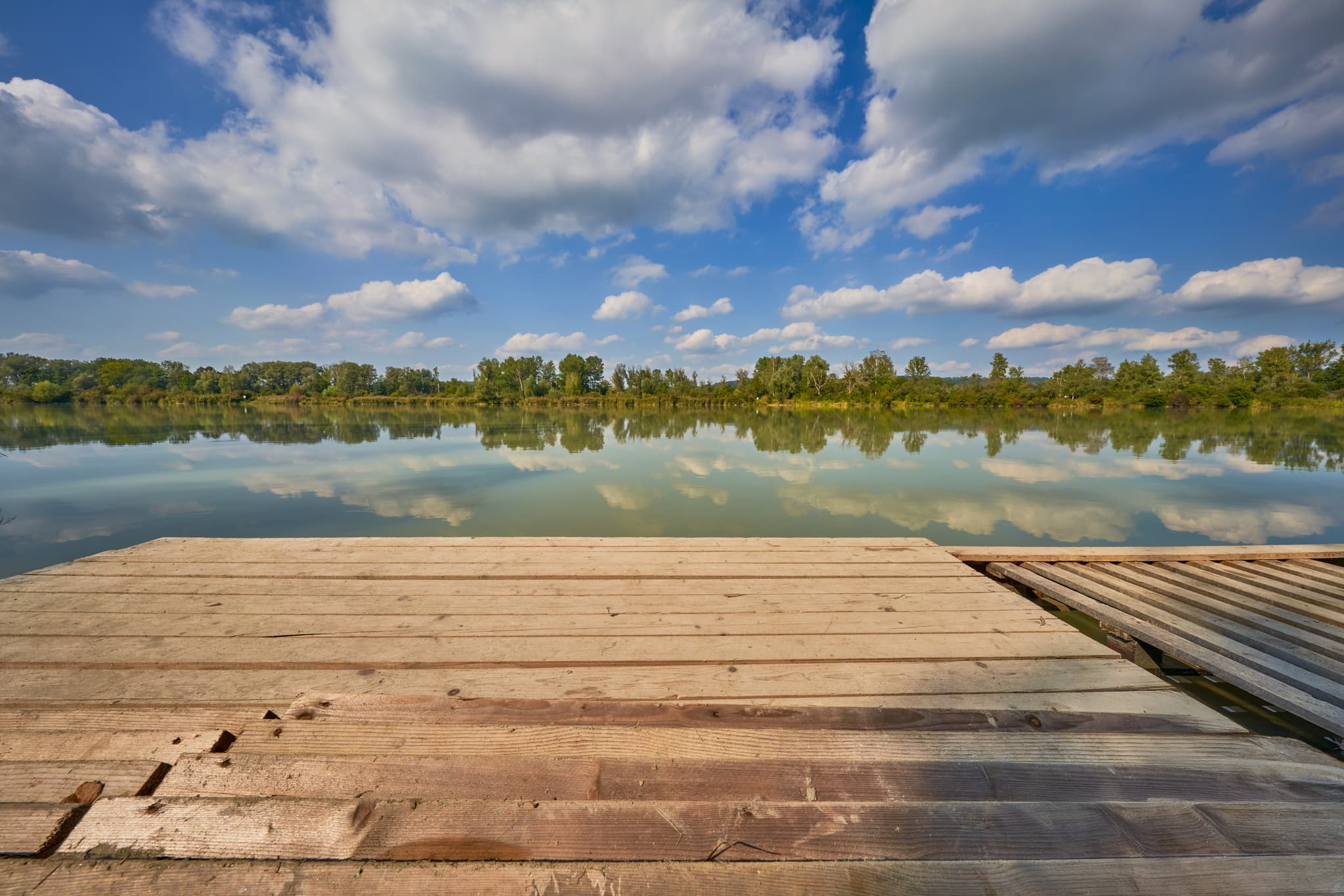 Wasserwacht, Holzsteg an einer Anlegestelle am Inn bei Altötting, Landkreis Altötting, Oberbayern, Region Inn-Salzach, Deutschland.