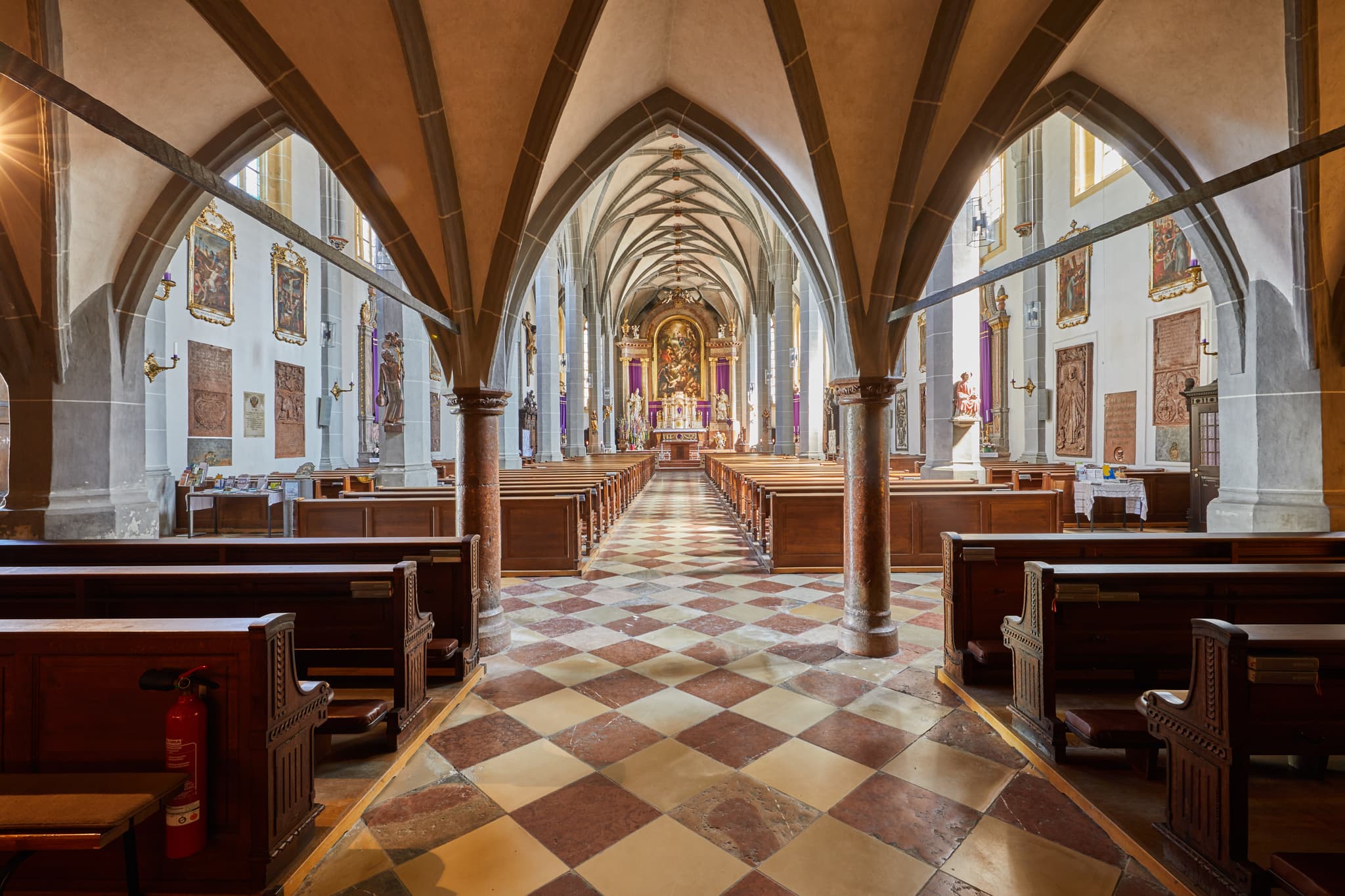 Innenansicht der Stiftskirche Altötting, Landkreis Altötting, Oberbayern, Inn-Salzach, Gotische Architektur, Kreuzgewölbe, Holzgestühl und Altarraum.