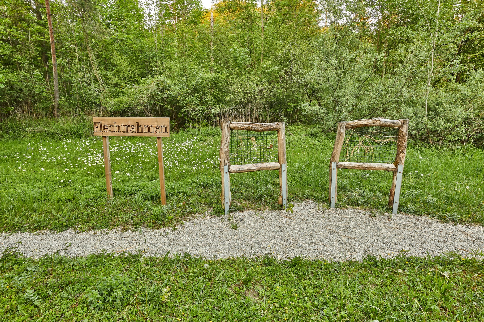 Flechtrahmen auf dem Walderlebnispfad Klosterau Alz Au in Mehring, Altötting, Oberbayern. Naturnahe Landschaft der Region Inn-Salzach, Deutschland.