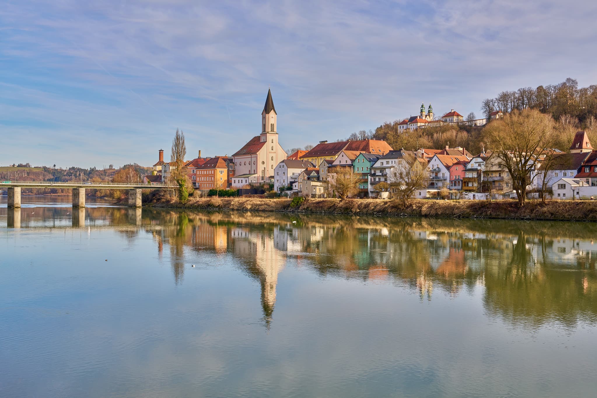 Blick auf die Innstadt in Passau vom Ufer der Innpromenade. Die Stadt am Inn liegt im Landkreis Passau, Niederbayern, Deutschland, in der Region Donau-Wald.