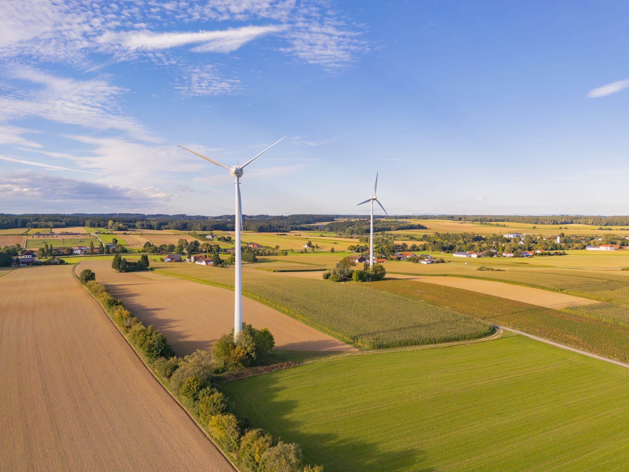 Luftaufnahme Windpark mit zwei Windrädern nahe Dirnaich, Gangkofen, Landkreis Rottal-Inn, Niederbayern. Landschaft mit Feldern im Holzland, Deutschland.
