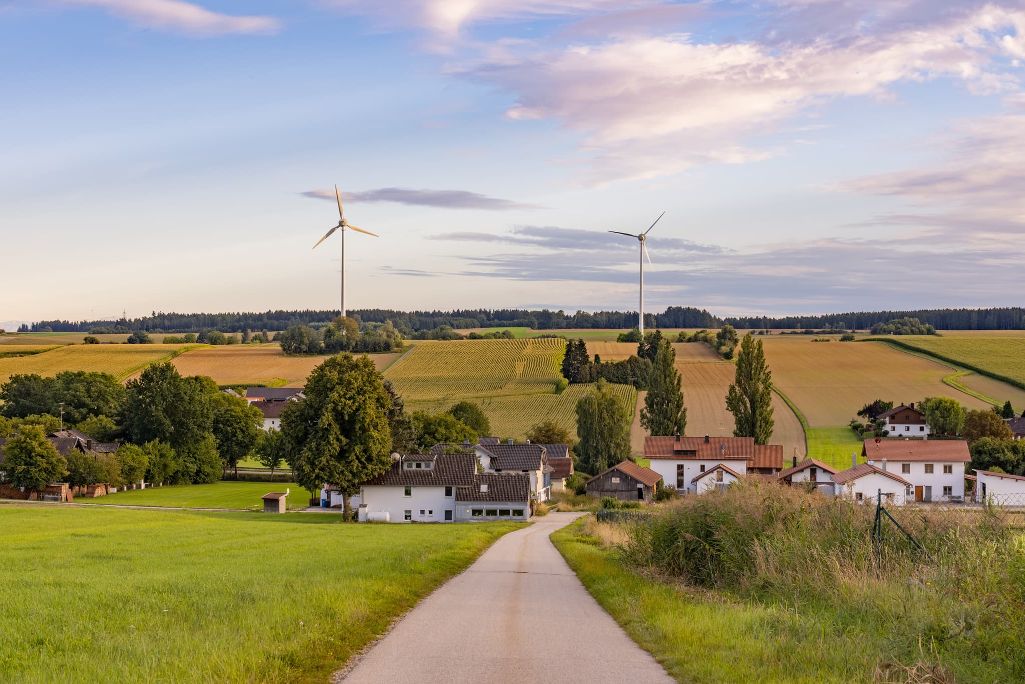 Windpark Dirnaich nahe Siebengadern, Gangkofen, Rottal-Inn, Niederbayern, Deutschland. Ländliche Szenerie mit Windrädern, Feldern und Wohngebäuden im Holzland.