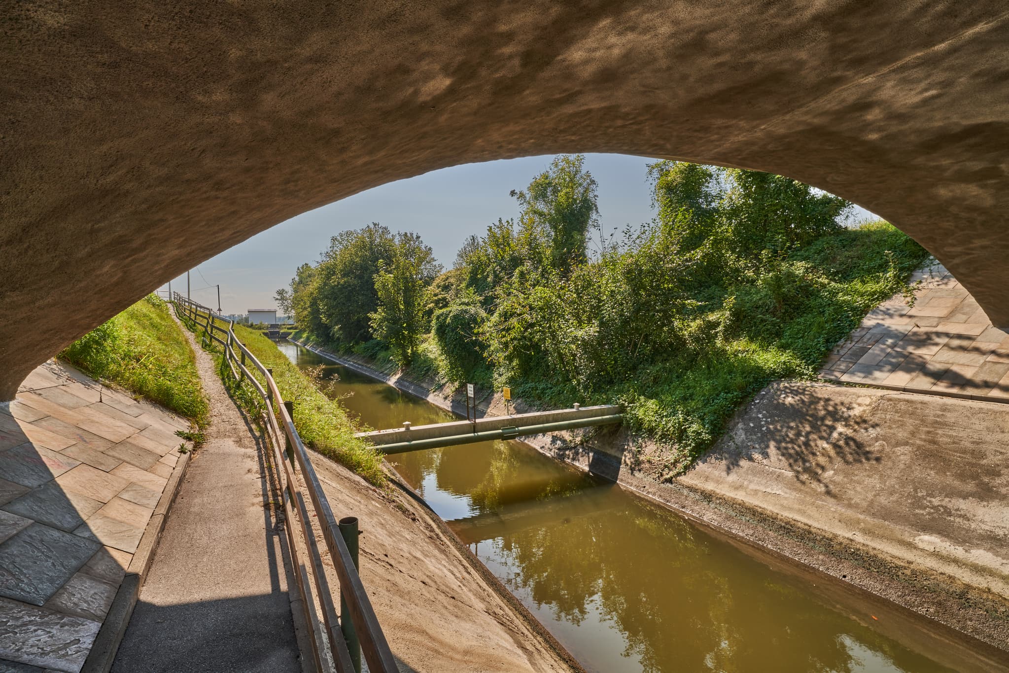 Blick auf Stauweiher Isen Unterführung bei Enhofen, Winhöring, Landkreis Altötting. Kanalansicht in der Region Inn-Salzach, Oberbayern, Deutschland.