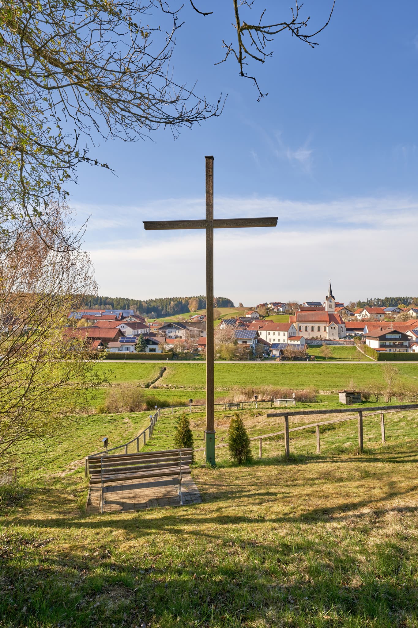 Großes Kreuz am Kreuzweg in Erlbach mit Ort im Hintergrung, Landkreis Altötting, Inn-Salzach, Bayern, Deutschland.
