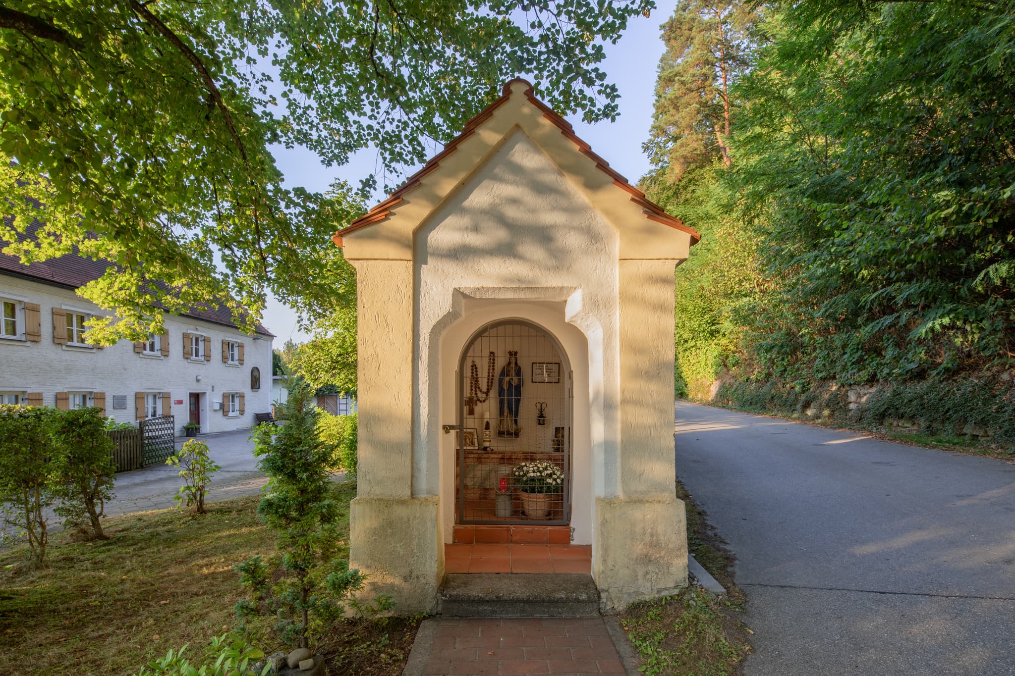 Bildstock am Kindergarten in Reischach, Reischach, Landkreis Altötting, Oberbayern, Inn-Salzach, Bayern, Deutschland.  Eine kleine Kapelle mit Marienfigur.