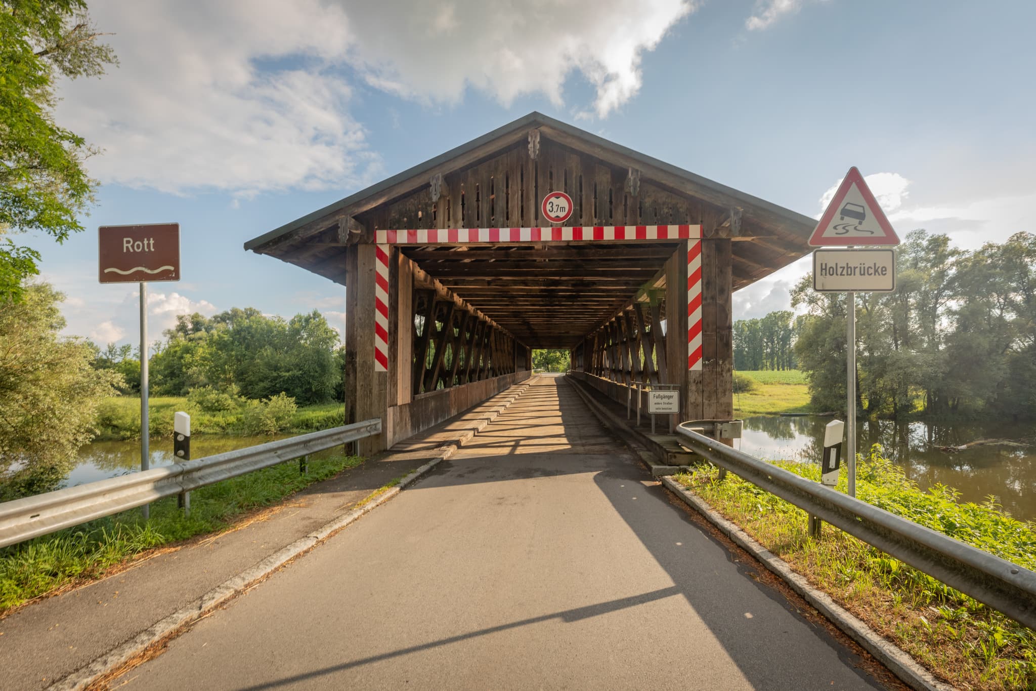 Holzbrücke Rottbrücke in Mittich, Neuhaus am Inn, Landkreis Passau, Niederbayern. Die überdachte Brücke prägt die Landschaft im Donau-Wald, Deutschland.