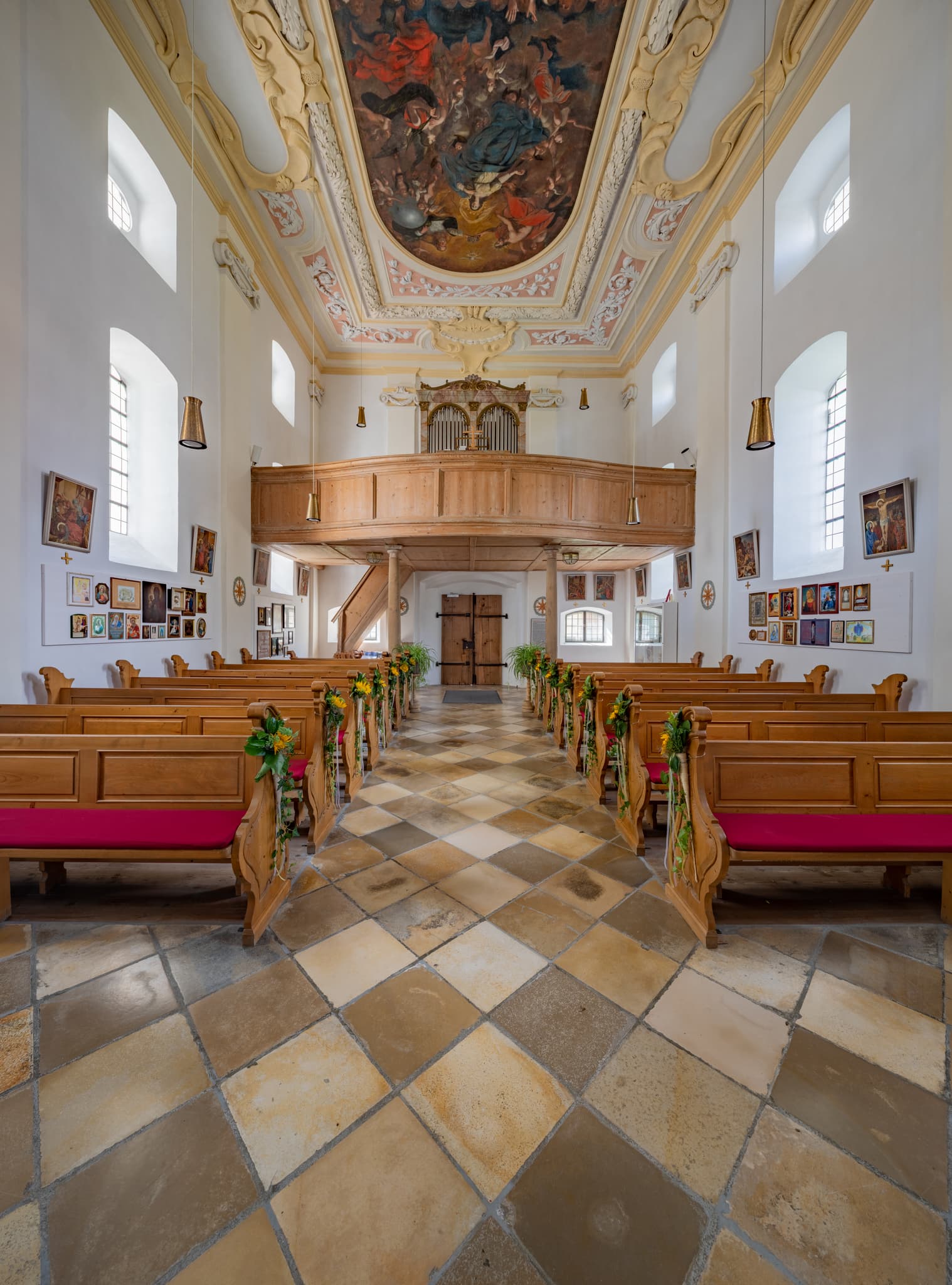 Kirche Maria Heimsuchung in Langwinkl, Gemeinde Bayerbach, Landkreis Rottal-Inn, Niederbayern, Holzland, Bäderdrieck. Kirche mit angrenzendem Vorplatz.