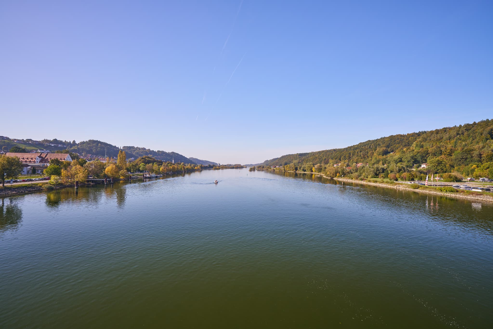 Blick auf den Donau Hafen in Vilshofen, gelegen im Landkreis Passau, Niederbayern.  Donau umgeben von grünen Hügeln im Donau-Wald, Deutschland.
