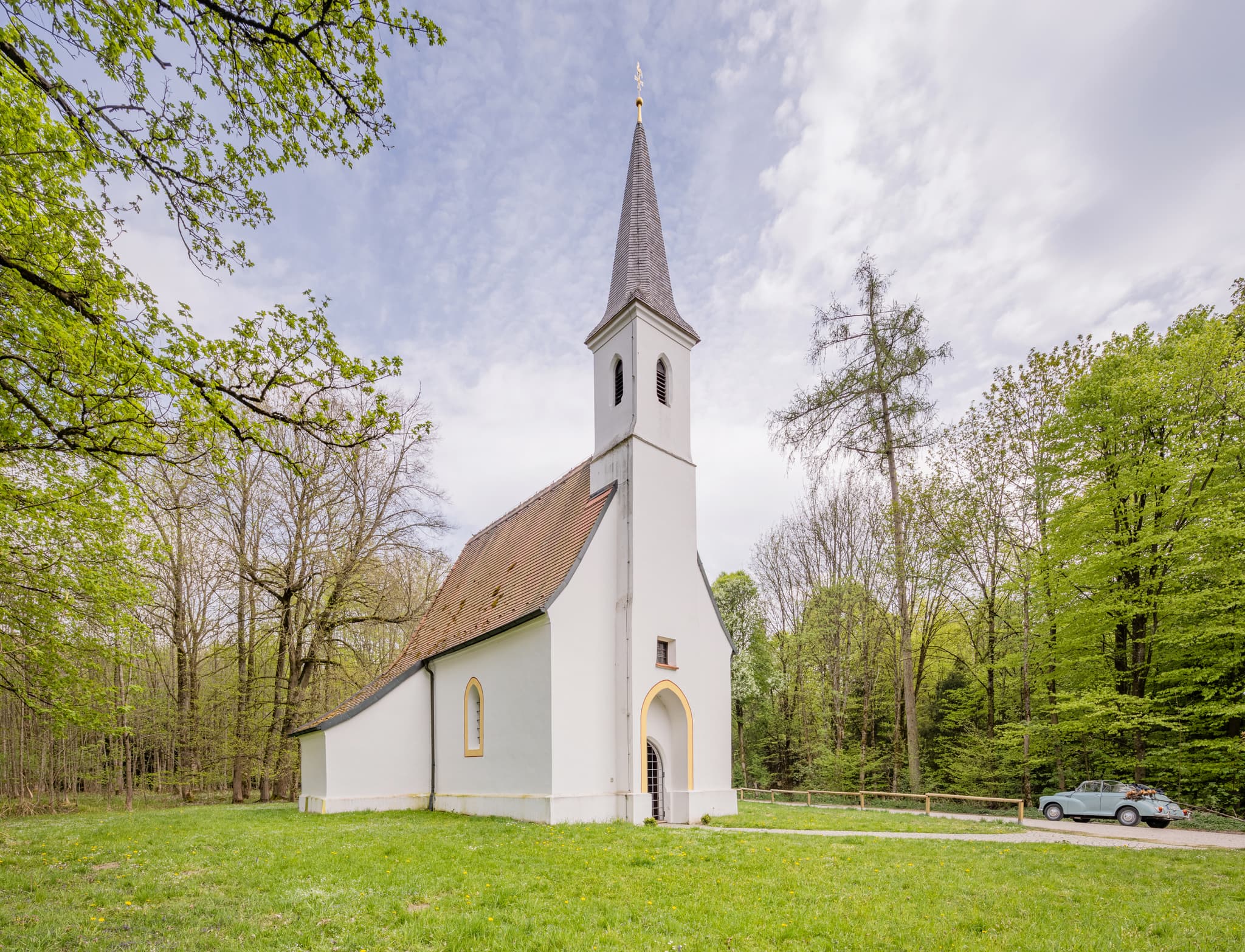 Die Hampersberg Kirche in Erharting, Landkreis Mühldorf am Inn, Oberbayern, Region Inn-Salzach, Deutschland. Ein idyllisches Gotteshaus in ländlicher Umgebung.