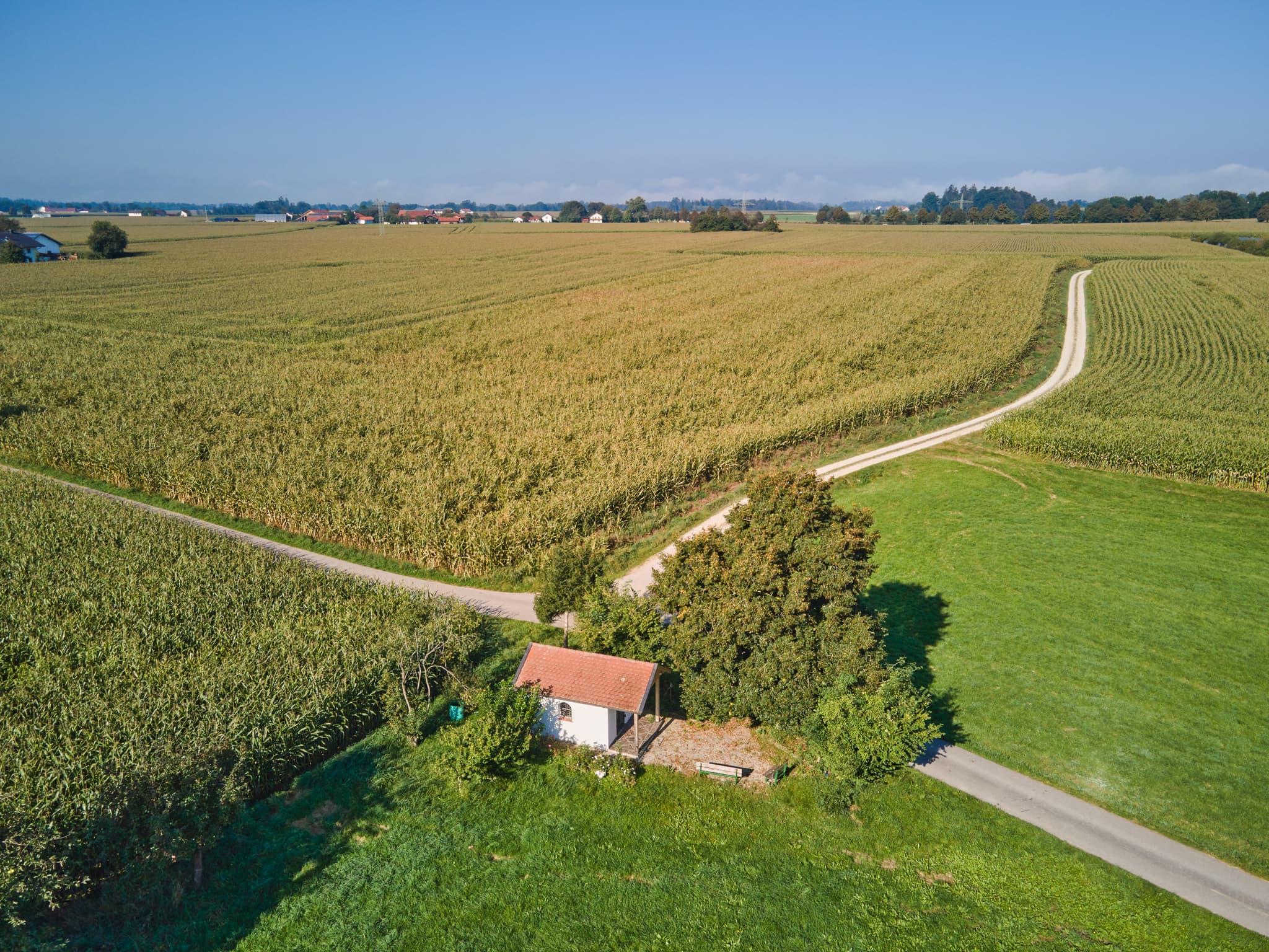 Luftaufnahme der St.-Rupert-Pilgerweg Kapelle in Kastl, Altötting, Oberbayern, Inn-Salzach, Deutschland. Die ländliche Landschaft mit Kornfeldern und Wegen.