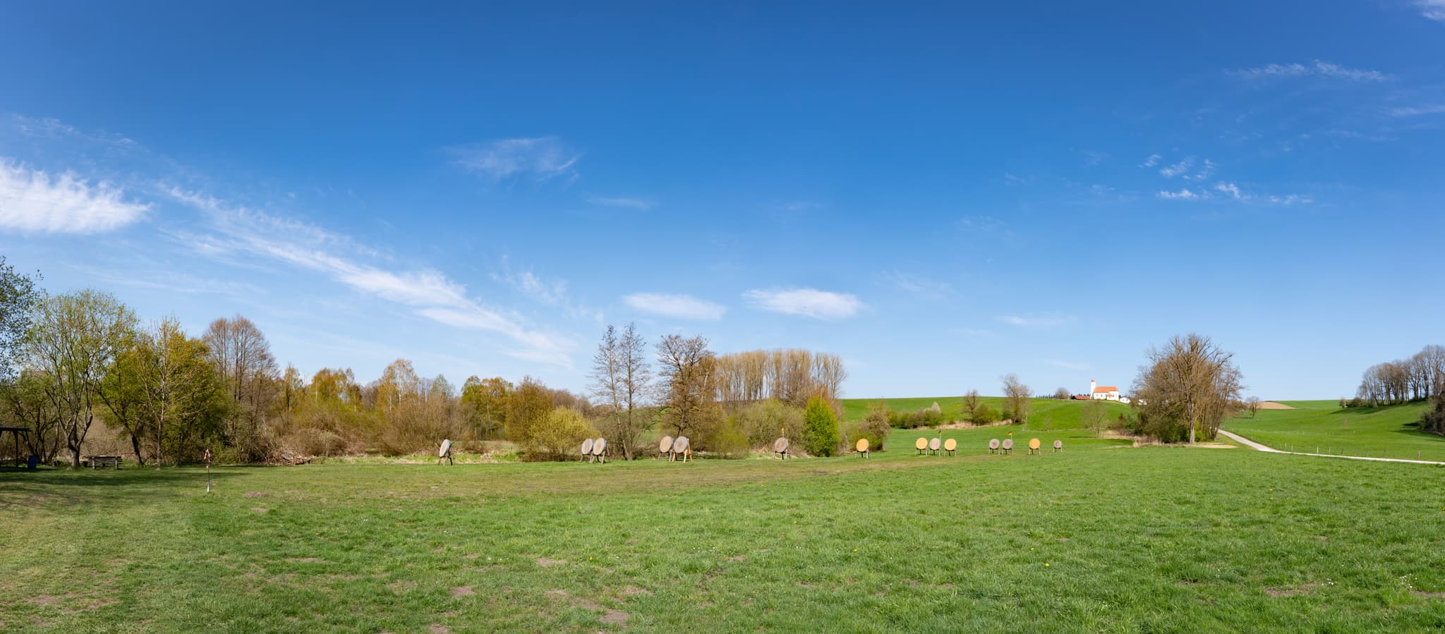 Panoramablick auf den Bogenschützenparcours in Mettenheim, Landkreis Mühldorf am Inn, Oberbayern, Deutschland.