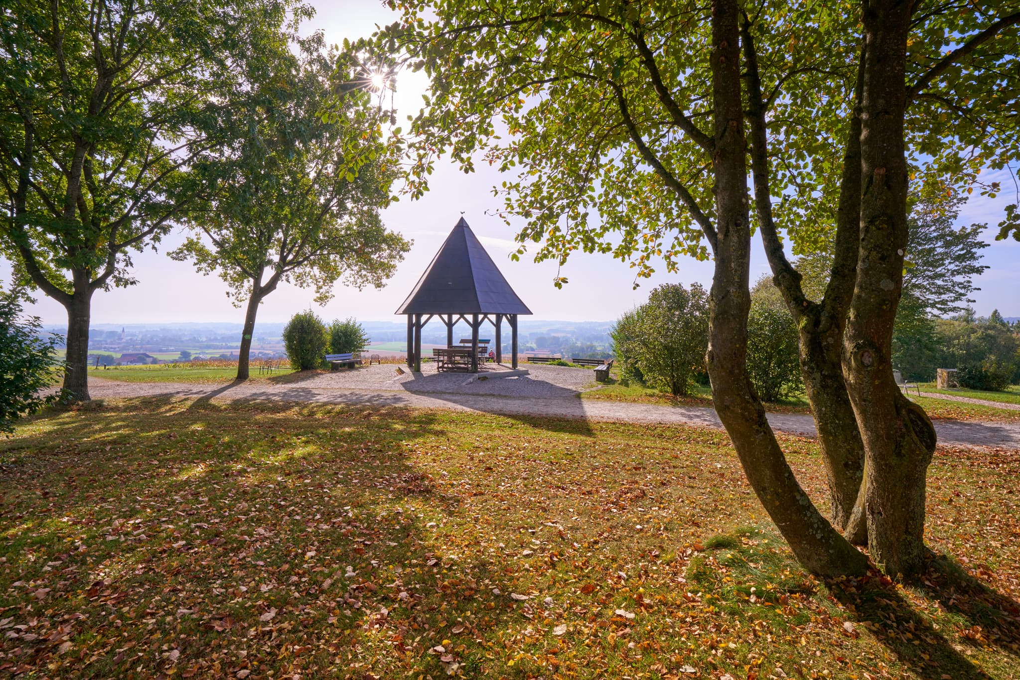 Herbstliche Impressionen im Kurpark von Bad Griesbach im Landkreis Passau, Niederbayern, Deutschland. Einladender Pavillon in der Bäderdreieck-Region.