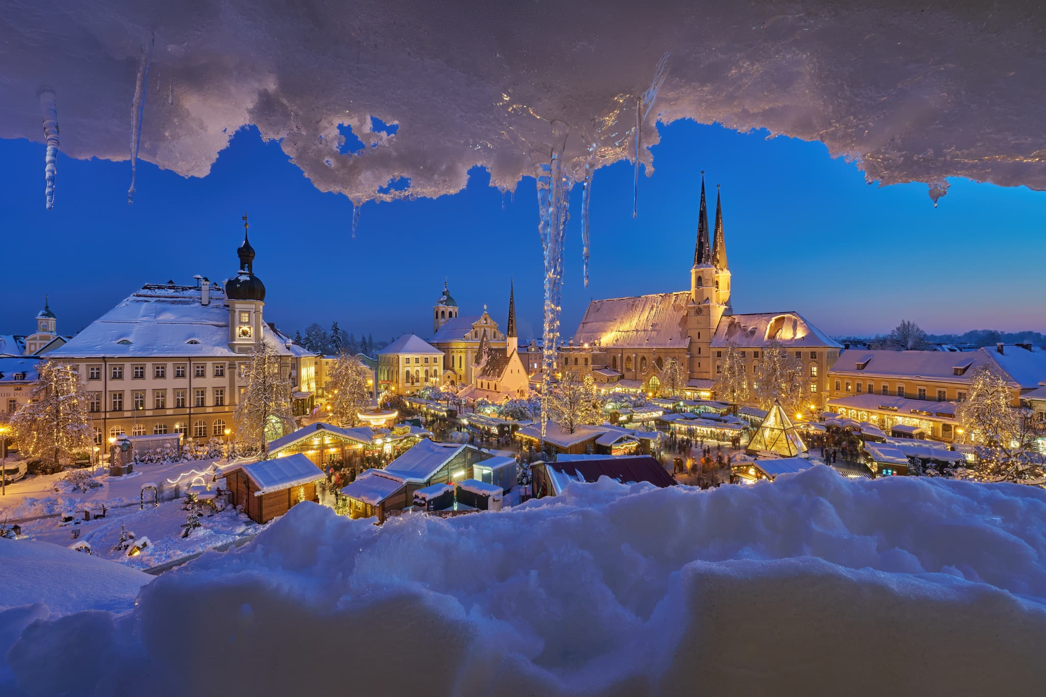Lichterglanz und Schnee, Christkindlmarkt in Altötting, Oberbayern, Deutschland. Das Highlight des Jahres.