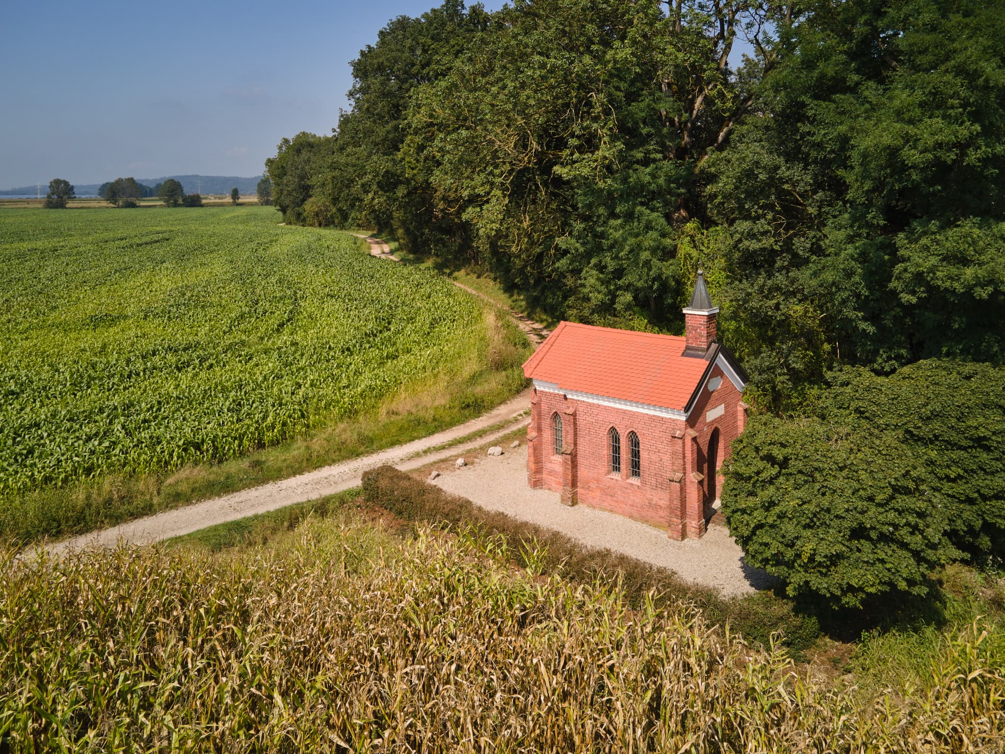 Luftaufnahme der Isenkapelle bei Lindloh, Winhöring, Landkreis Altötting, Oberbayern. Die Kapelle liegt in der ländlichen Region Inn-Salzach, Deutschland.