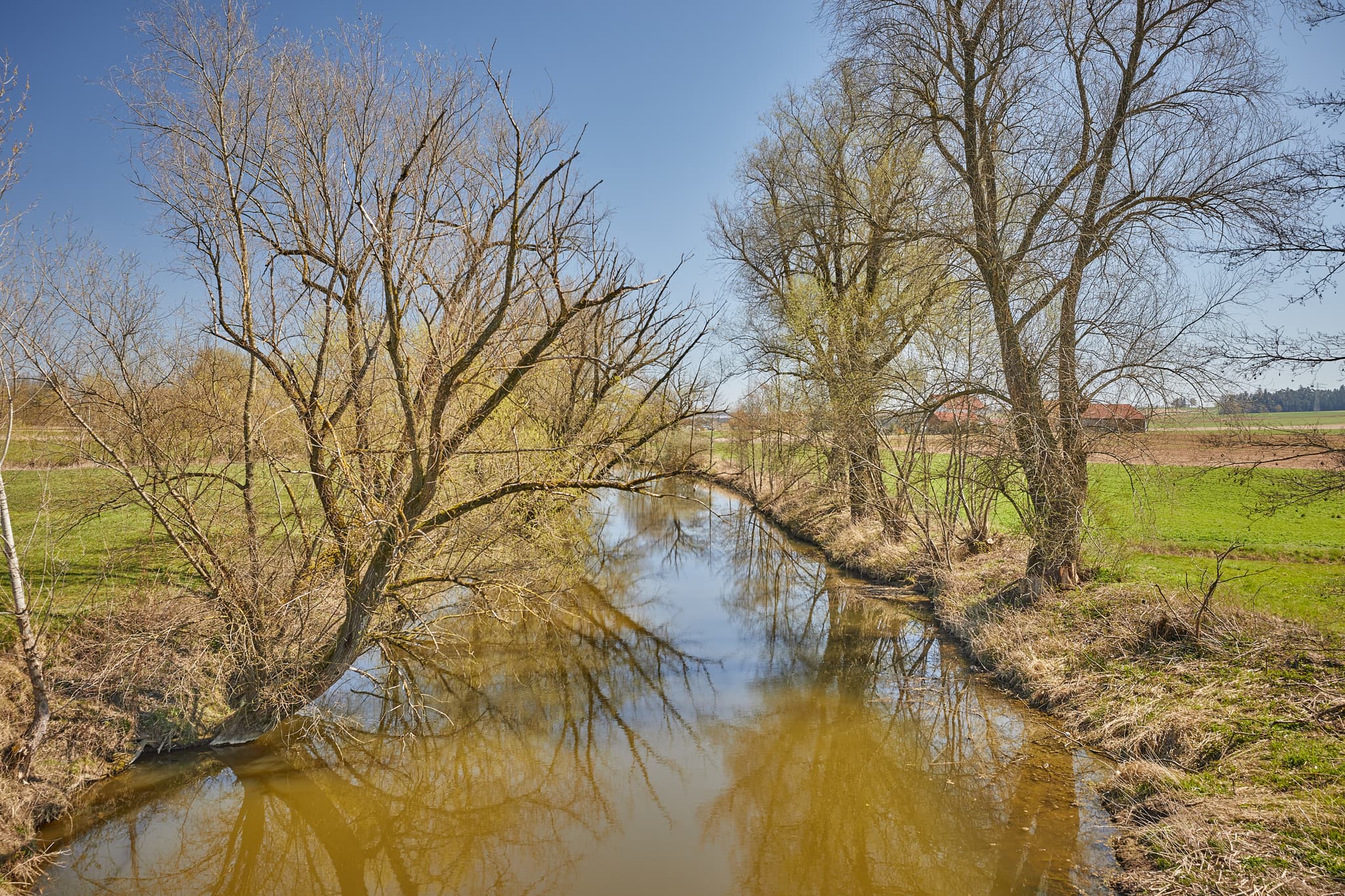 Ländliche Flusslandschaft mit Bäumen und Feldern in Unterdietfurt, Landkreis Rottal-Inn, Niederbayern. Die Rott im Holzland, Deutschland.