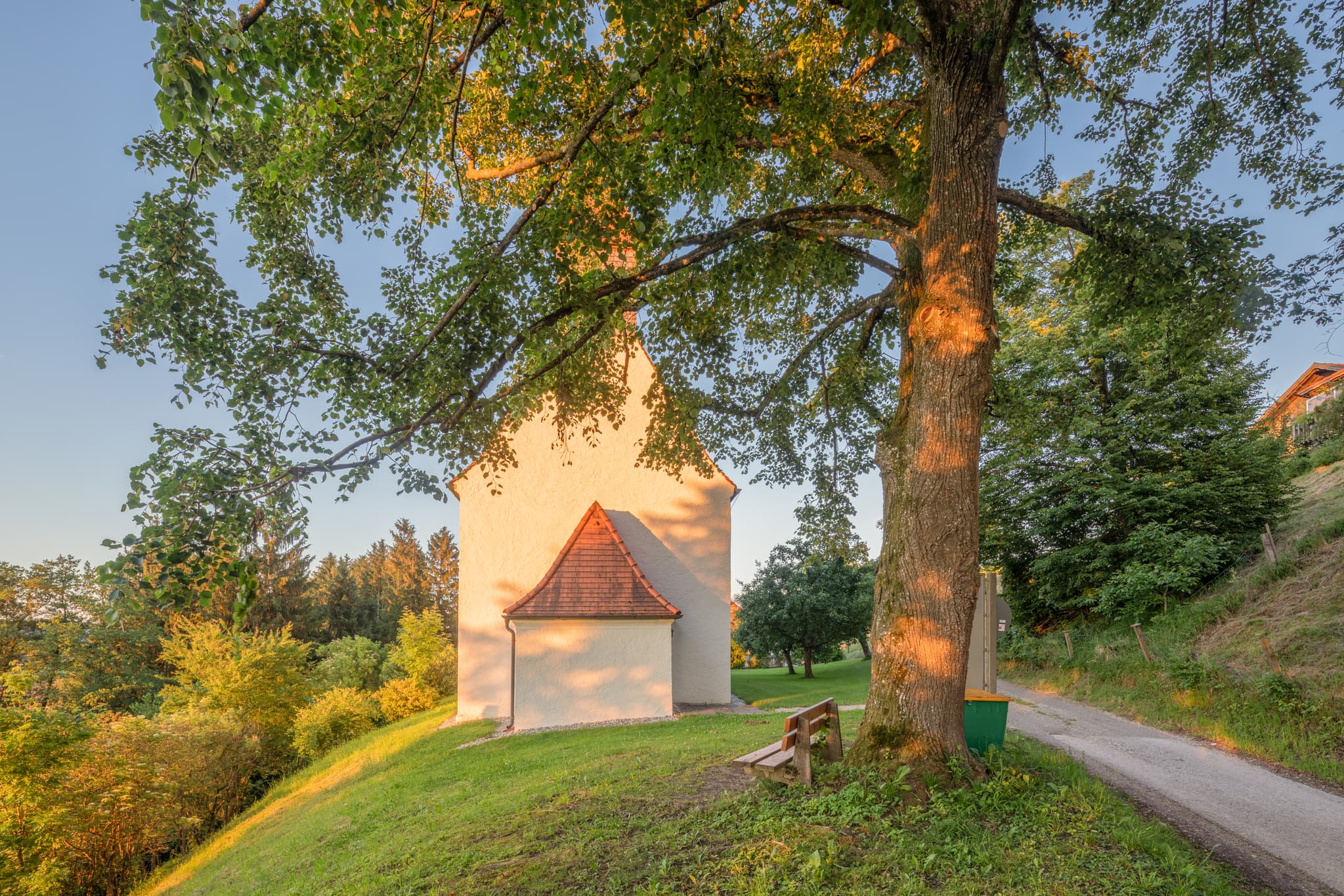 Die St. Nikolaus Kirche in Mittling, Landkreis Altötting, Oberbayern, Region Inn-Salzach, Deutschland, ist auf diesem Foto bei Sonnenuntergang abgebildet.
