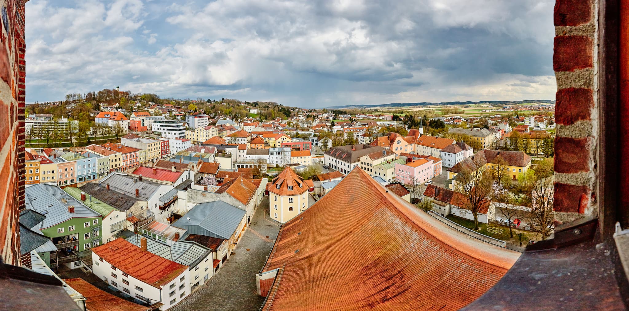 Panoramablick über die Stadt Pfarrkirchen im Landkreis Rottal-Inn, Niederbayern, Deutschland. Die Stadtpfarrkirche St. Simon und Judas prägt das Stadtbild.