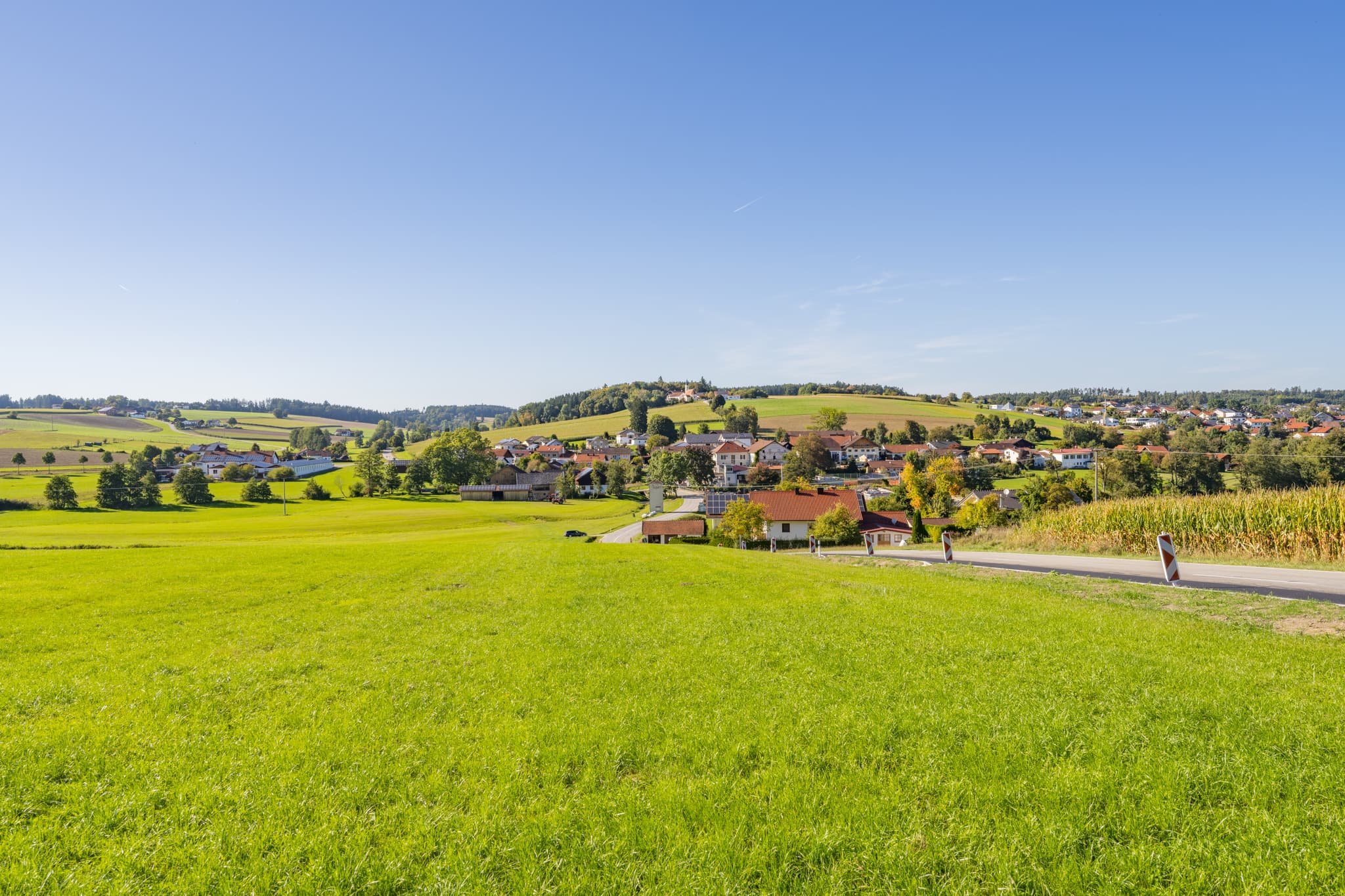 Schwaigeröd, Johanniskirchen, Landkreis Rottal-Inn, Niederbayern. Das Bild zeigt Blick über das Sulzbachtal auf Guteneck in der Region Holzland, Deutschland.