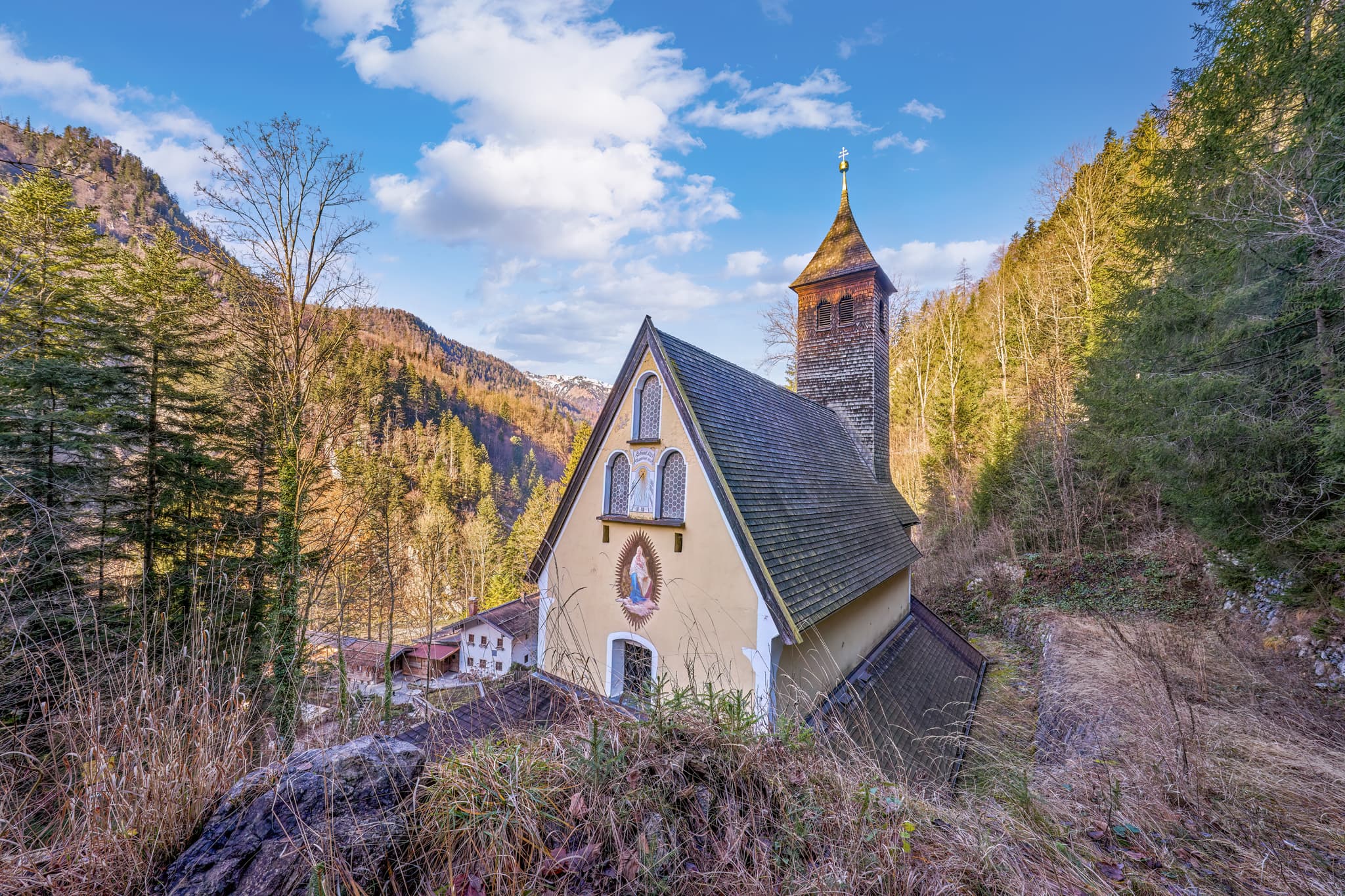 Die Mariahilfkapelle, Kirche Klobenstein in Kössen, Kitzbühel, Tirol, Österreich. Malerisches Motiv inmitten beeindruckender Berglandschaft der Tiroler Alpen.