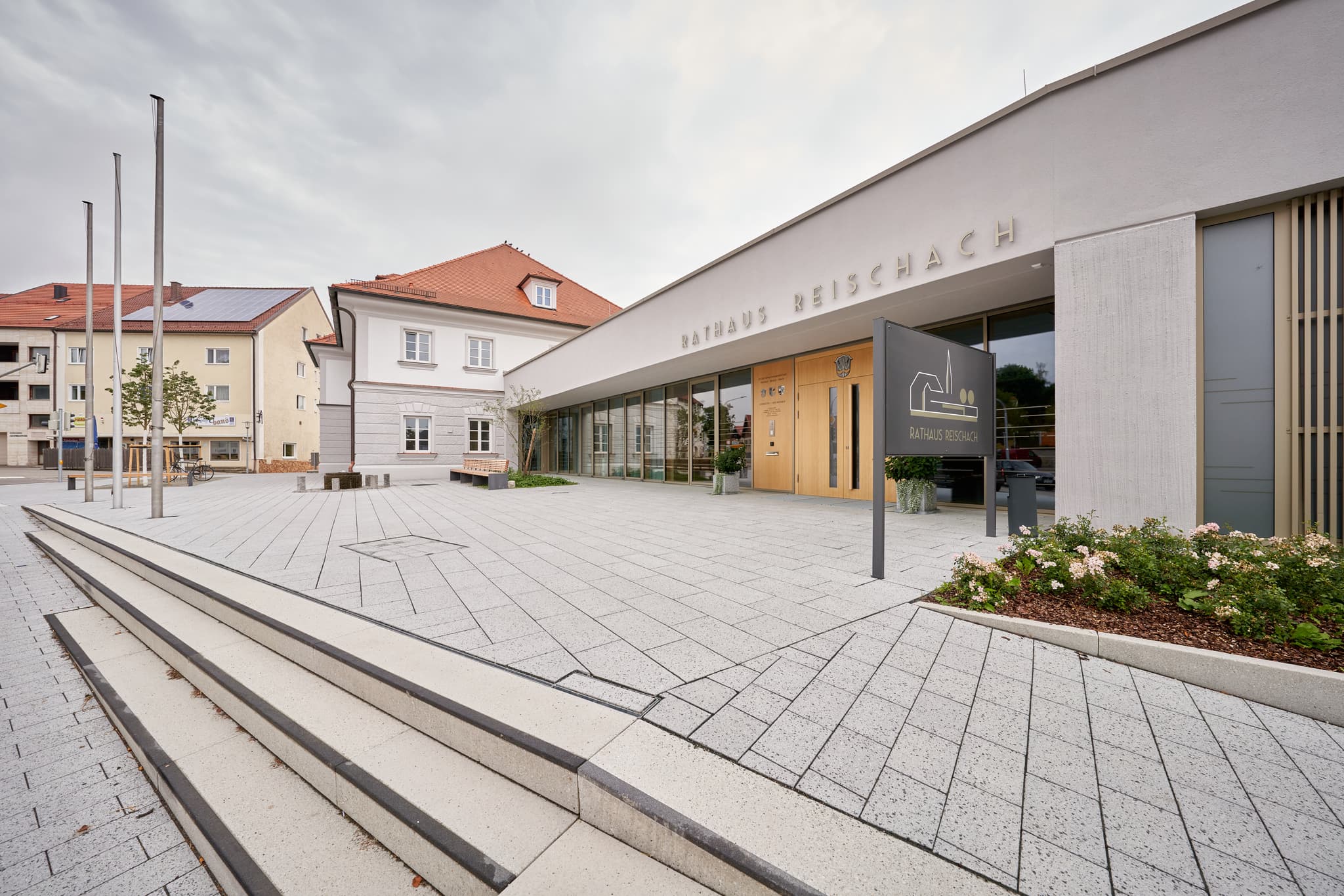 Moderner Neubau der Gemeinde Reischach, Landkreis Altötting, Oberbayern. Neu gestalteter Vorplatz im Zentrum der Inn-Salzach Region, Deutschland.